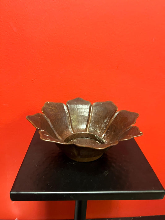 Antique  7 x 2“ tall copper hammered leaf shaped bowl  useful and wonderful decor  wow