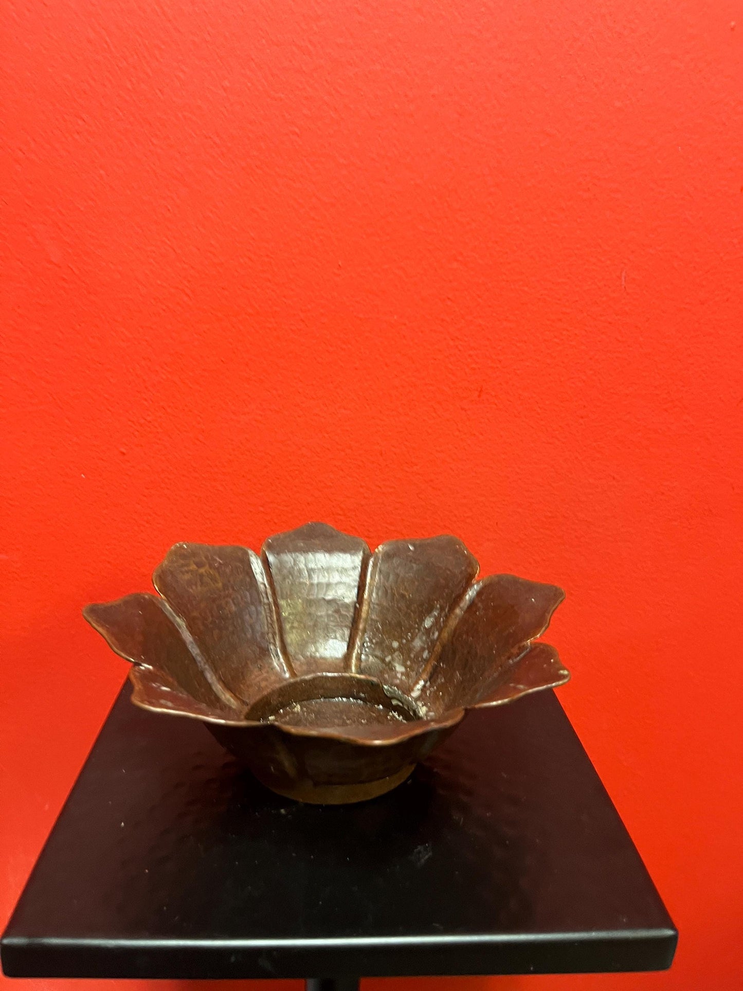 Antique 7 x 2“ tall copper hammered leaf shaped bowl useful and wonderful decor wow