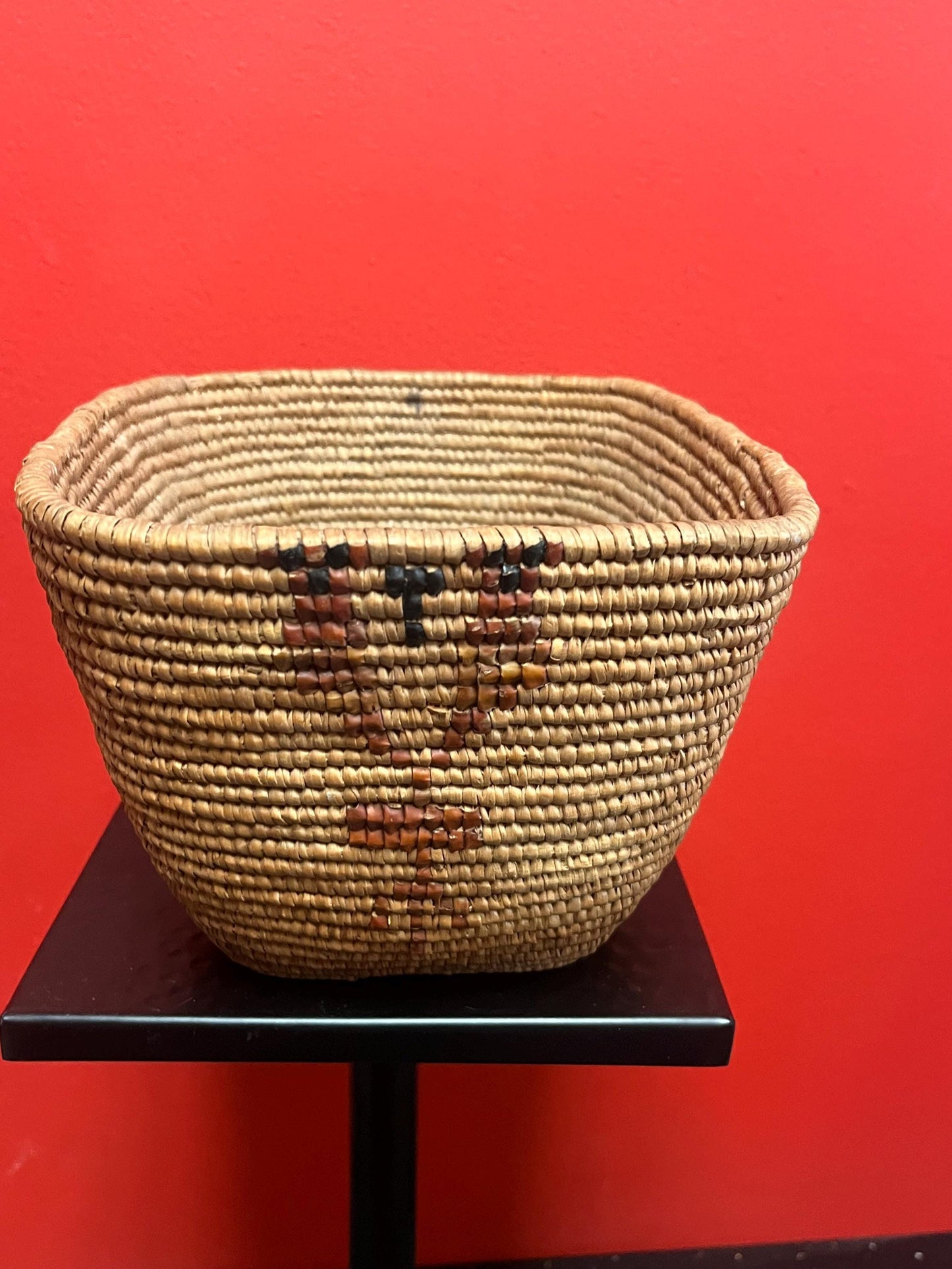 Unique and lovely 10 x 8 x 5“ high indigenous first nations Pacific northwest coast Salish woven basket good condition and good value