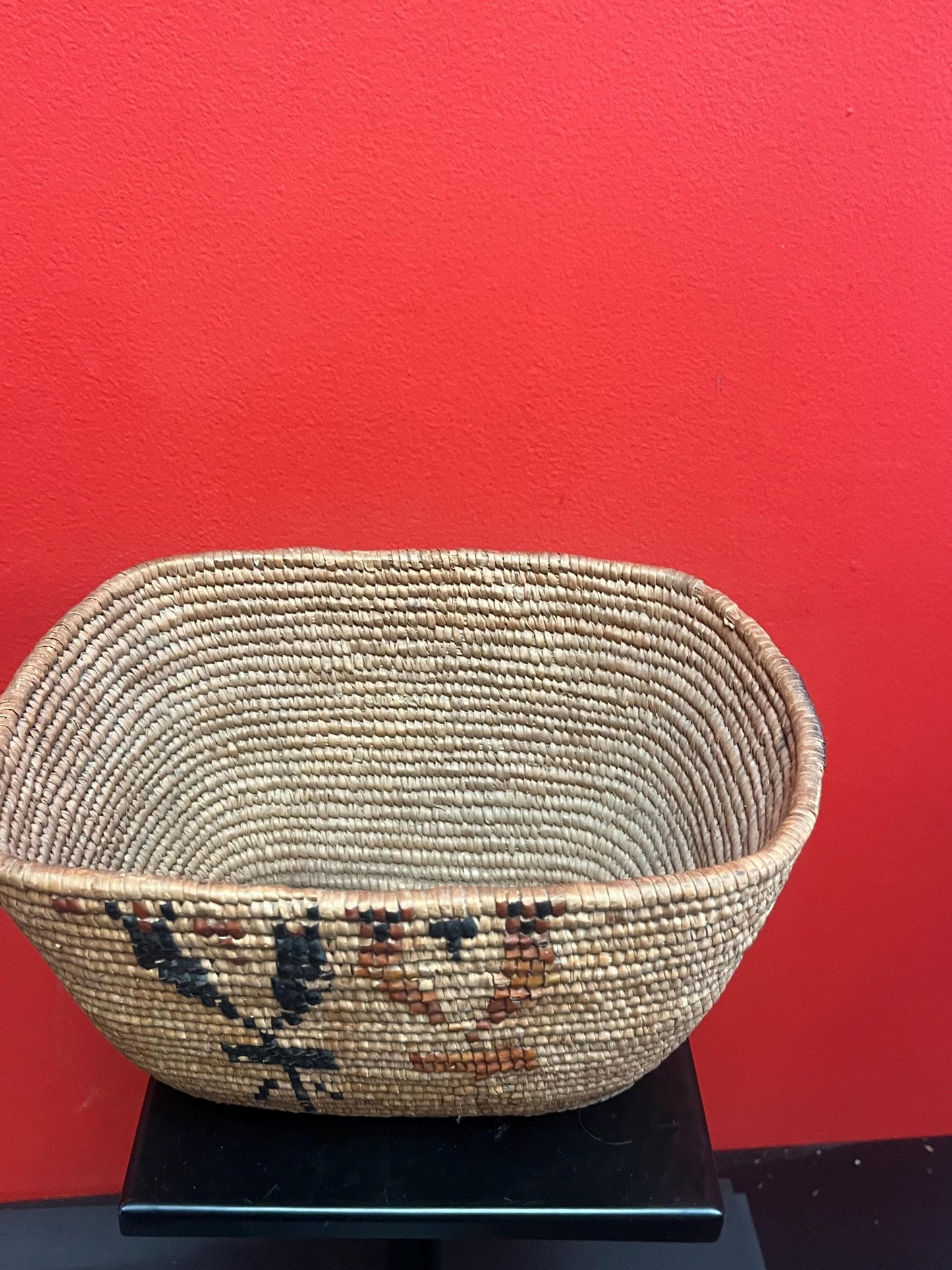 Unique and lovely 10 x 8 x 5“ high indigenous first nations Pacific northwest coast Salish woven basket good condition and good value