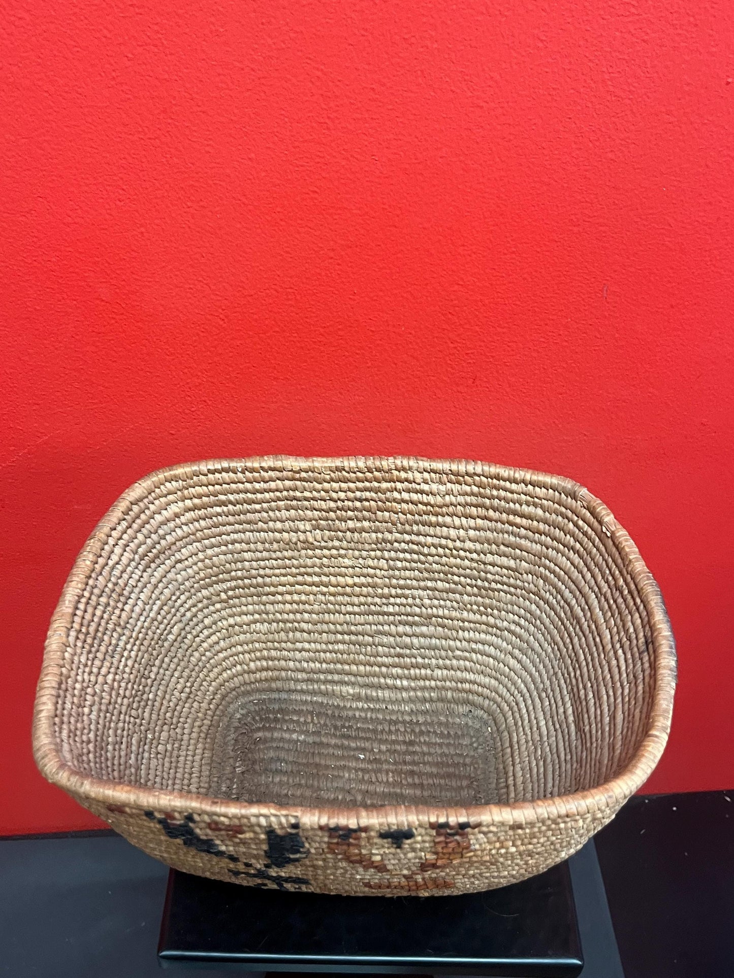 Unique and lovely 10 x 8 x 5“ high indigenous first nations Pacific northwest coast Salish woven basket good condition and good value