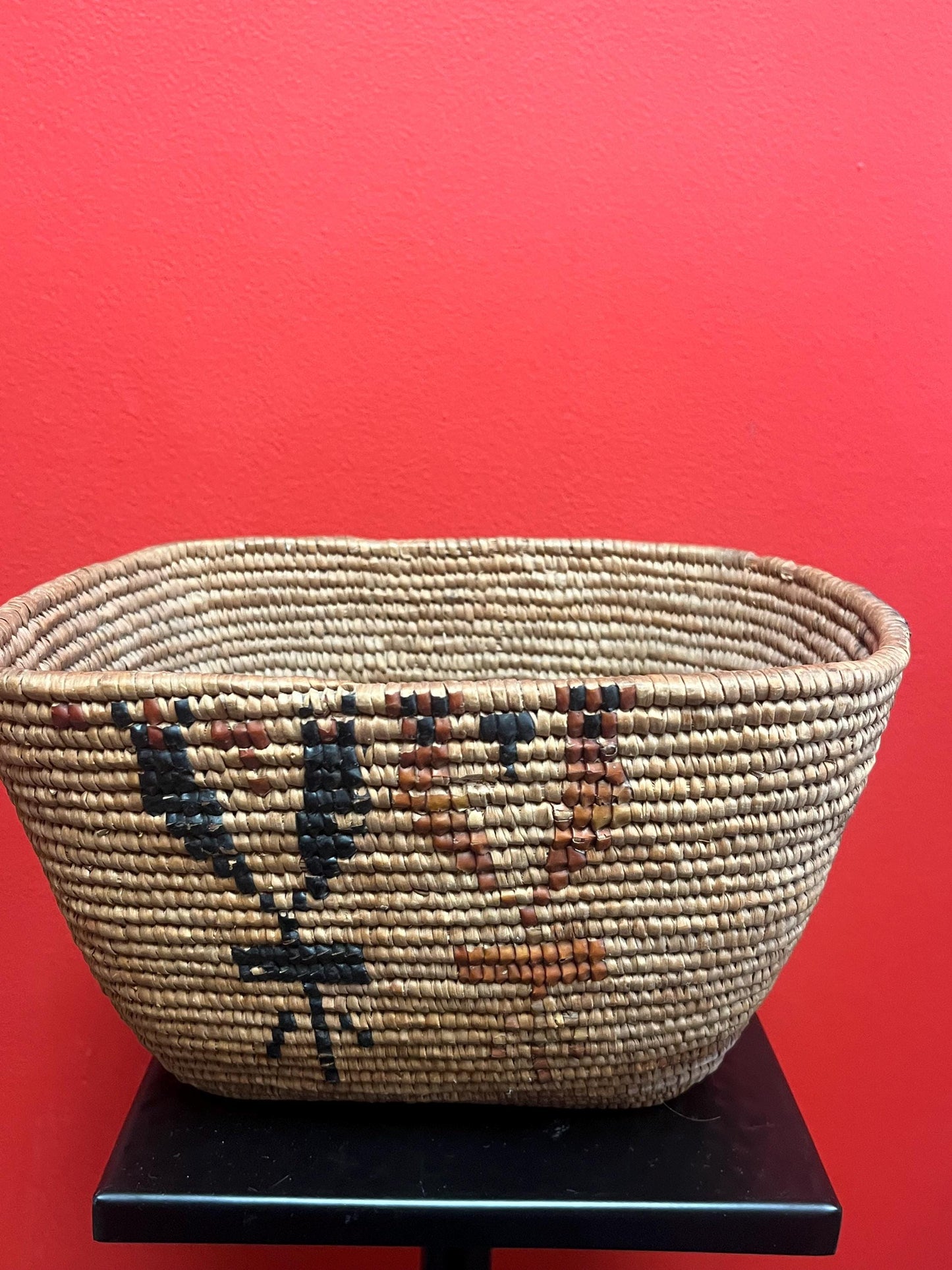 Unique and lovely 10 x 8 x 5“ high indigenous first nations Pacific northwest coast Salish woven basket good condition and good value