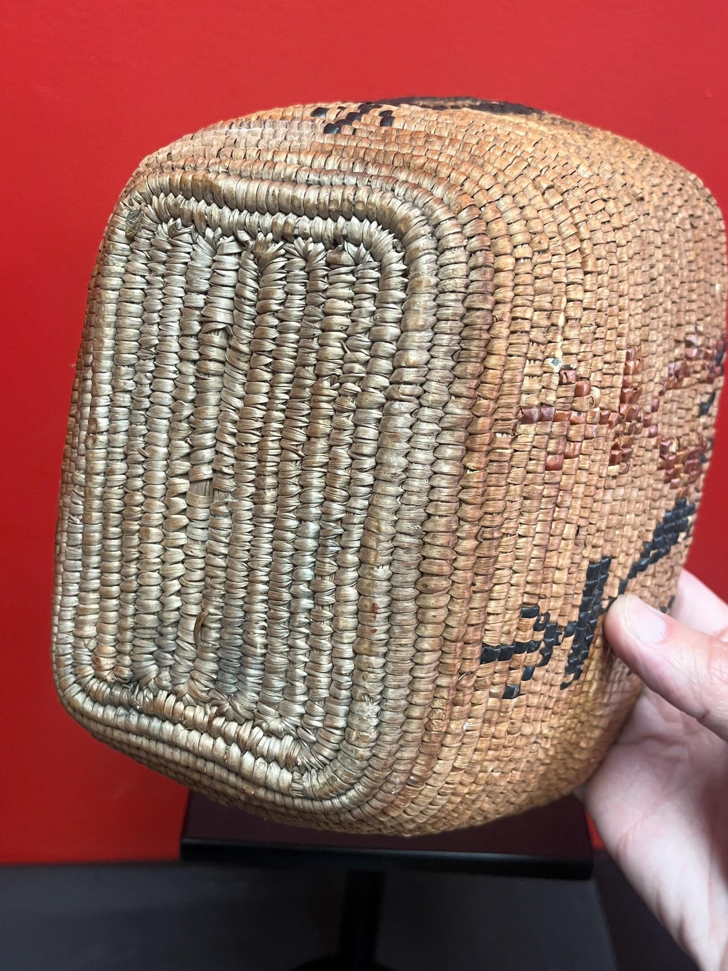 Unique and lovely 10 x 8 x 5“ high indigenous first nations Pacific northwest coast Salish woven basket good condition and good value