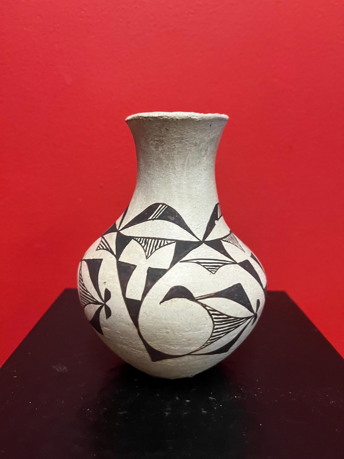 Beautiful ACOMA  New Mexico antique pottery vase  lovely design and great condition  value priced