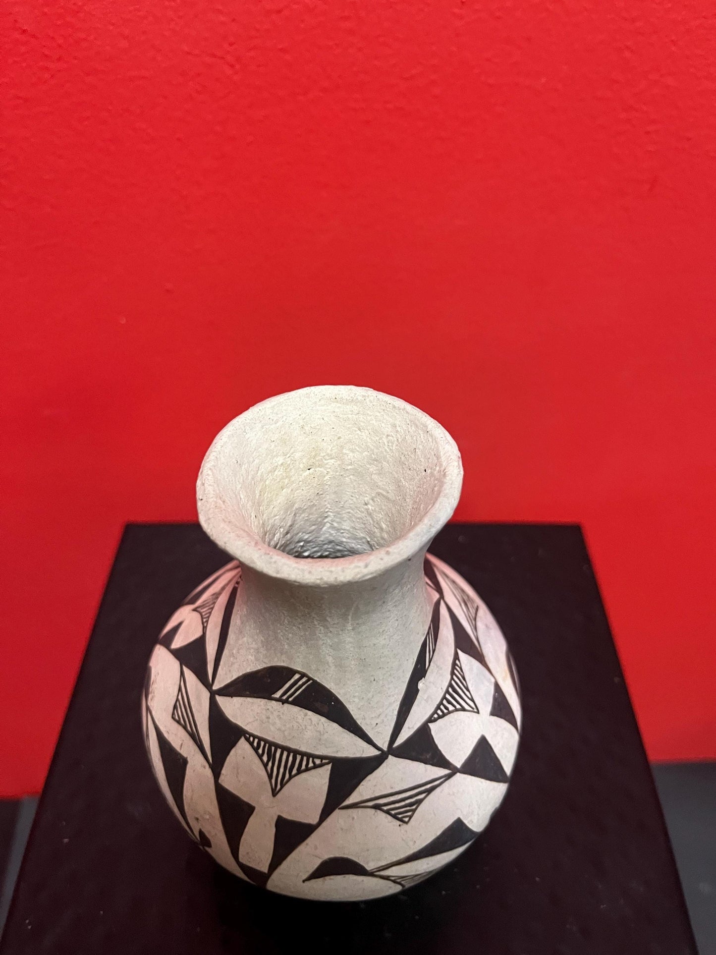 Beautiful ACOMA  New Mexico antique pottery vase  lovely design and great condition  value priced