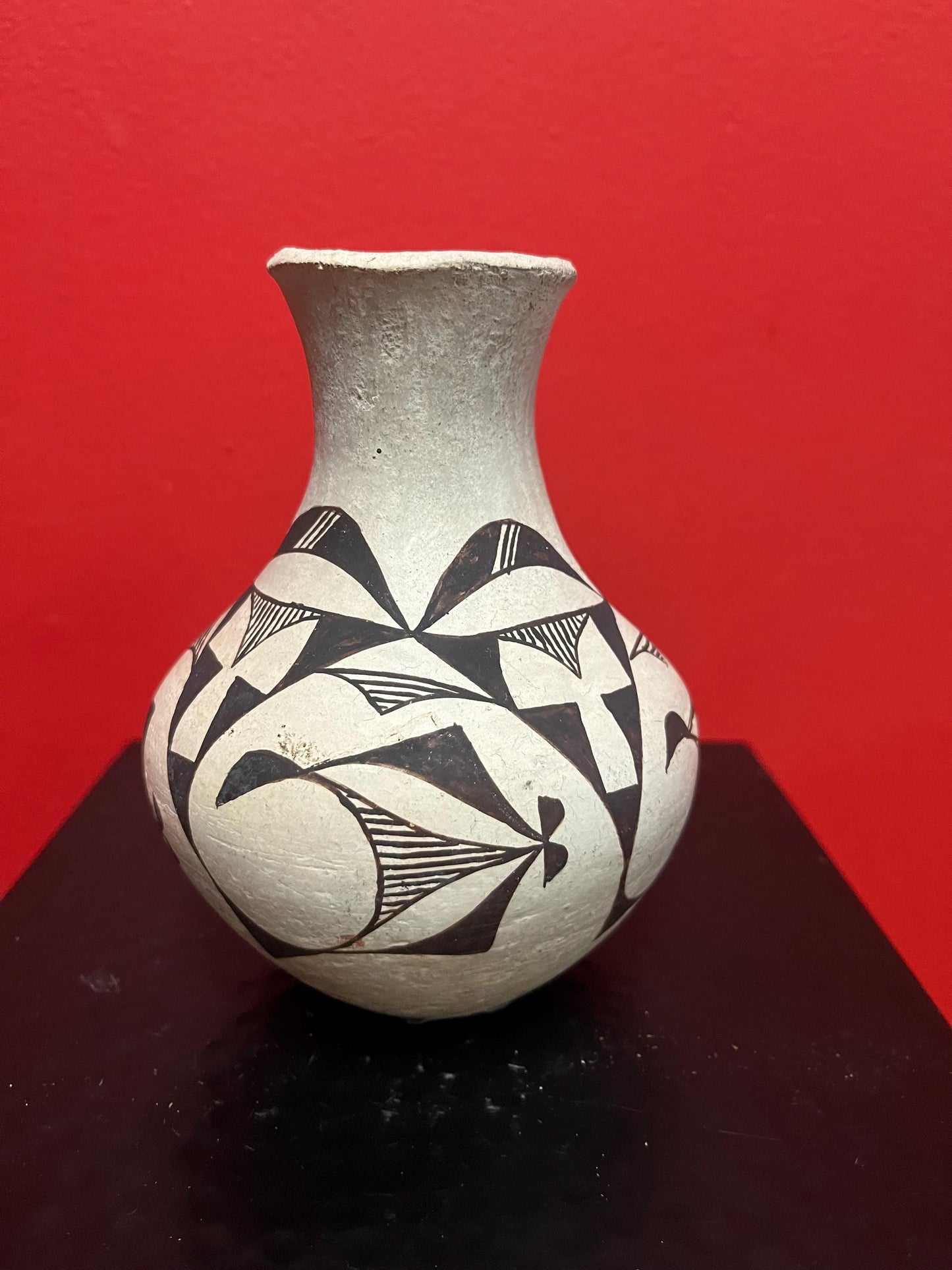 Beautiful ACOMA  New Mexico antique pottery vase  lovely design and great condition  value priced