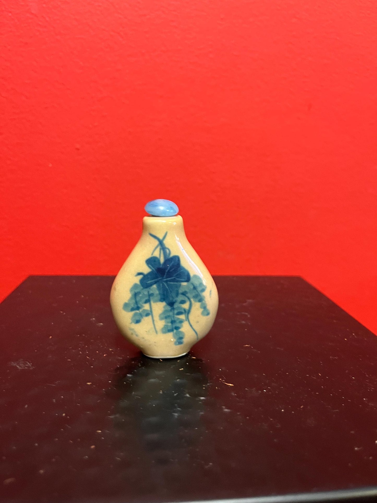 Lovely 3 inch tall Chinese snuff bottle
