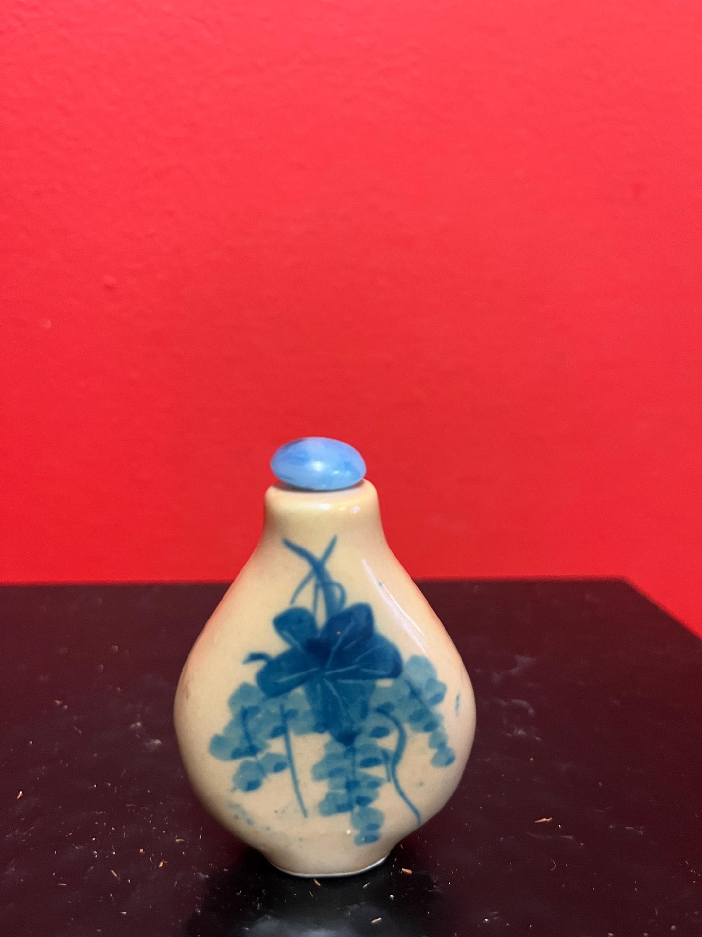 Lovely 3 inch tall Chinese snuff bottle