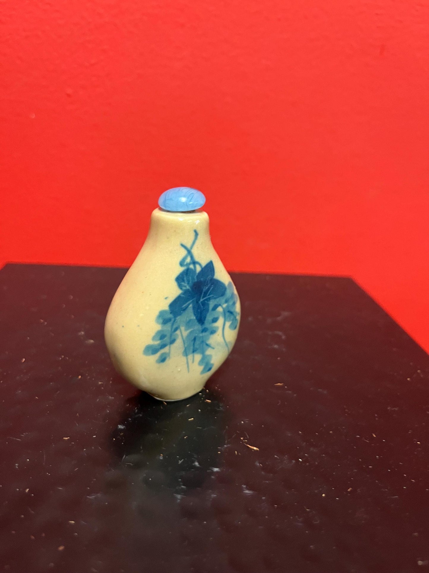 Lovely 3 inch tall Chinese snuff bottle