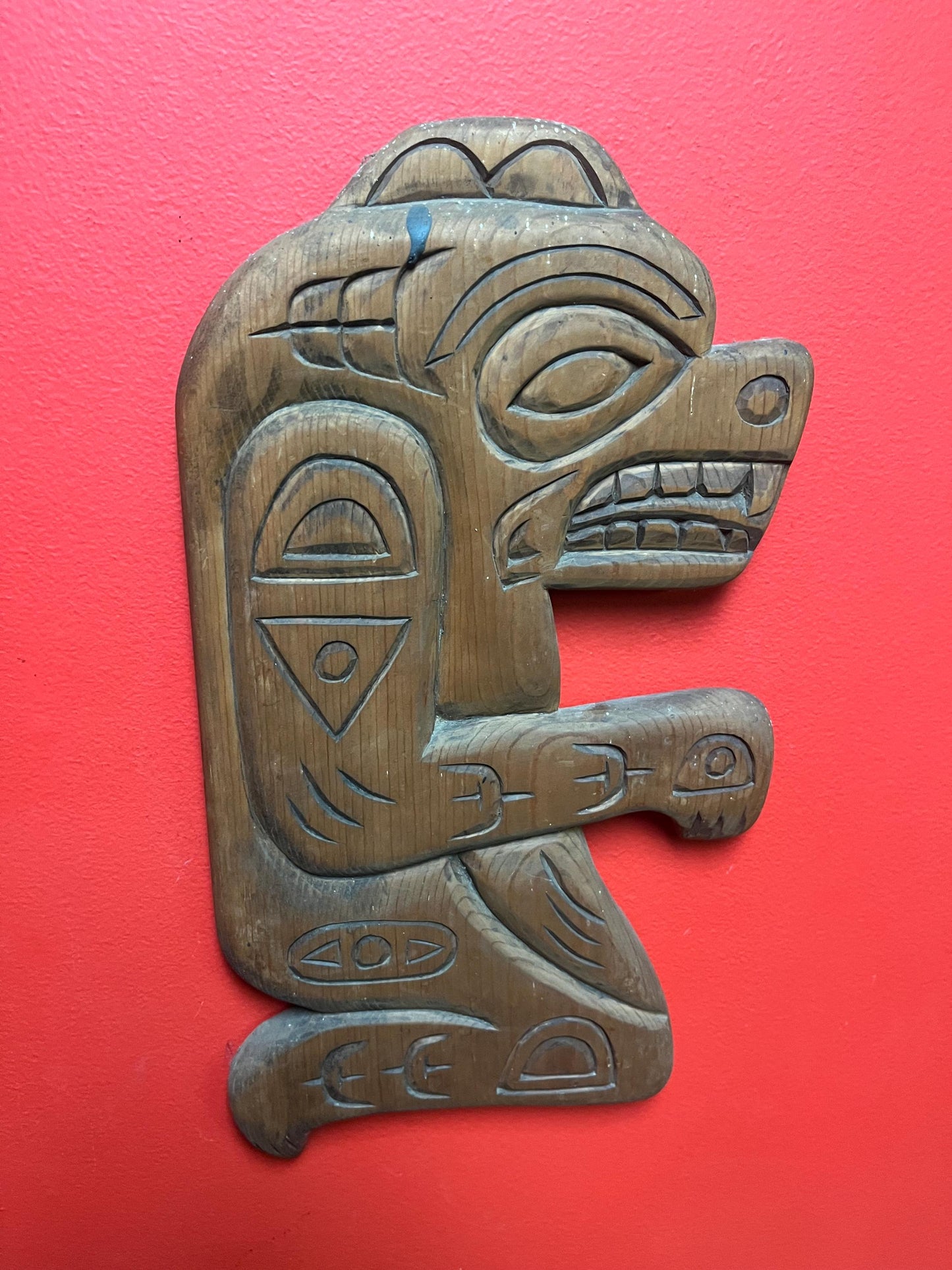 16 x 9 inch cedar bear indigenous First Nations Pacific Northwest bear plaque great detail unsigned good value wow