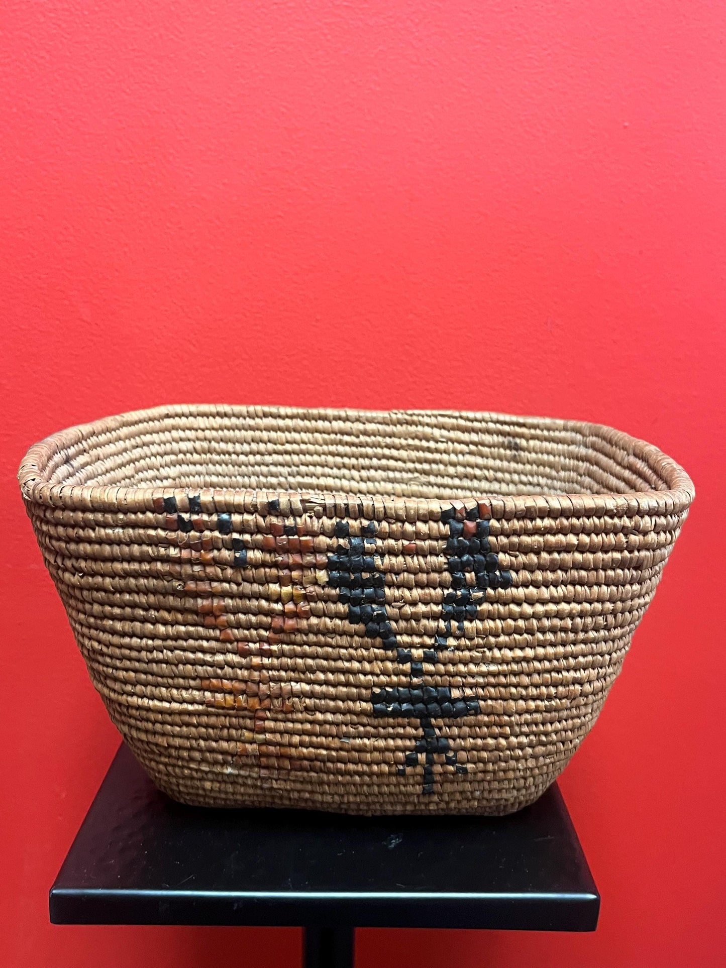 Unique and lovely 10 x 8 x 5“ high indigenous first nations Pacific northwest coast Salish woven basket good condition and good value
