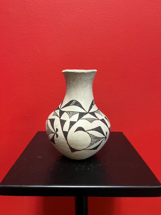 Beautiful ACOMA  New Mexico antique pottery vase  lovely design and great condition  value priced