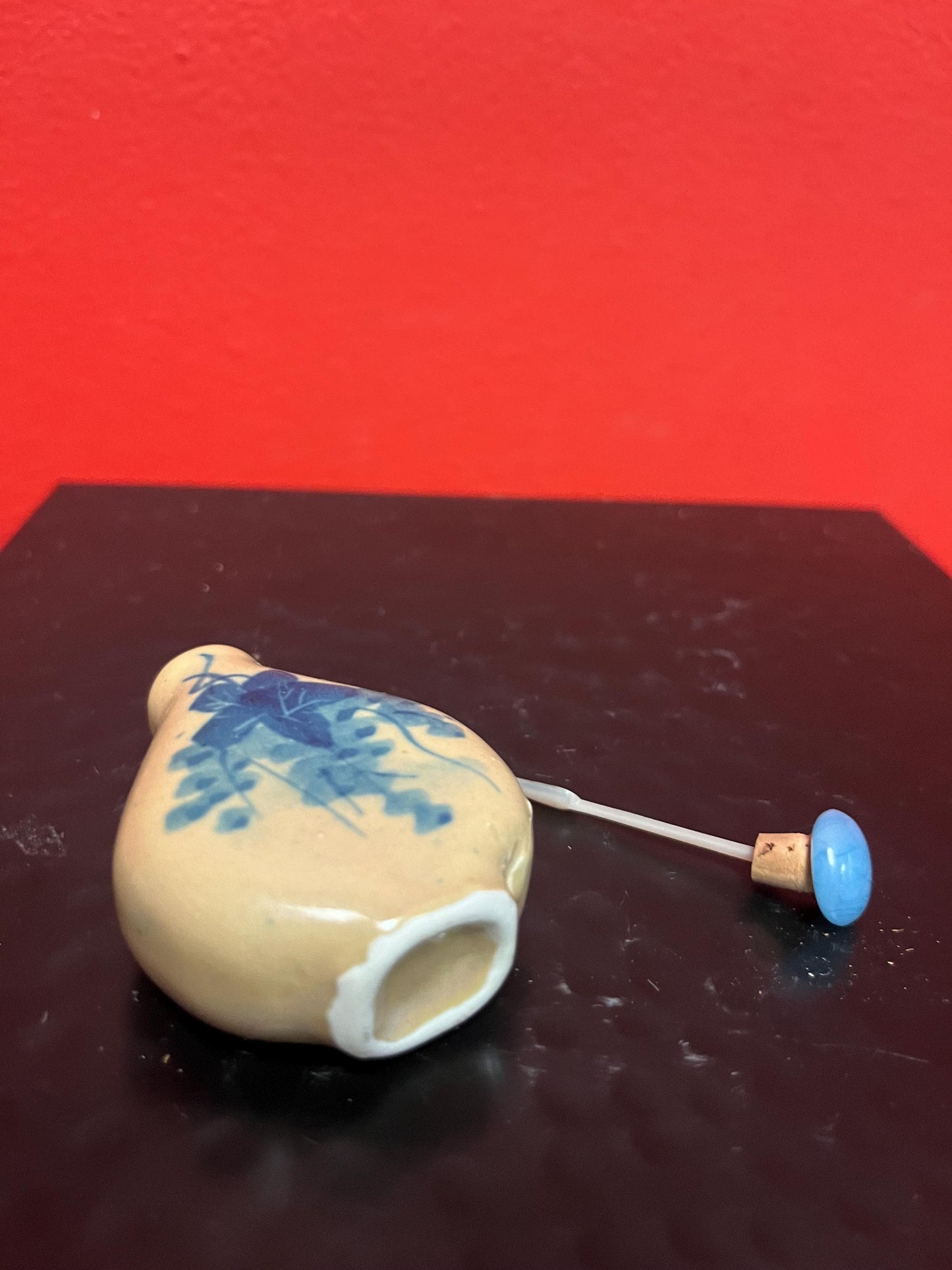 Lovely 3 inch tall Chinese snuff bottle