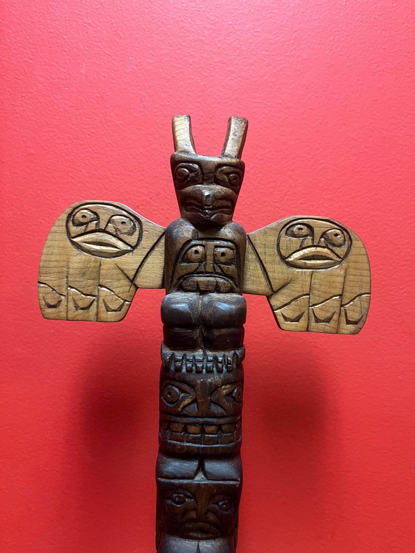 17 x 8“ wide signed Leo Alexander vintage cedar totem pole with great detail  indigenous first nations Pacific northwest coast