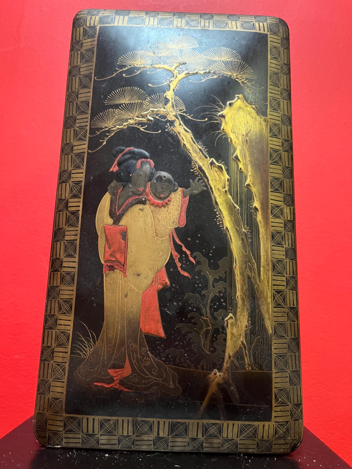 Stunning antique 11 x 6 x 4“ high Japanese lacquer and GILT box very nice condition so see photos wonderful detail