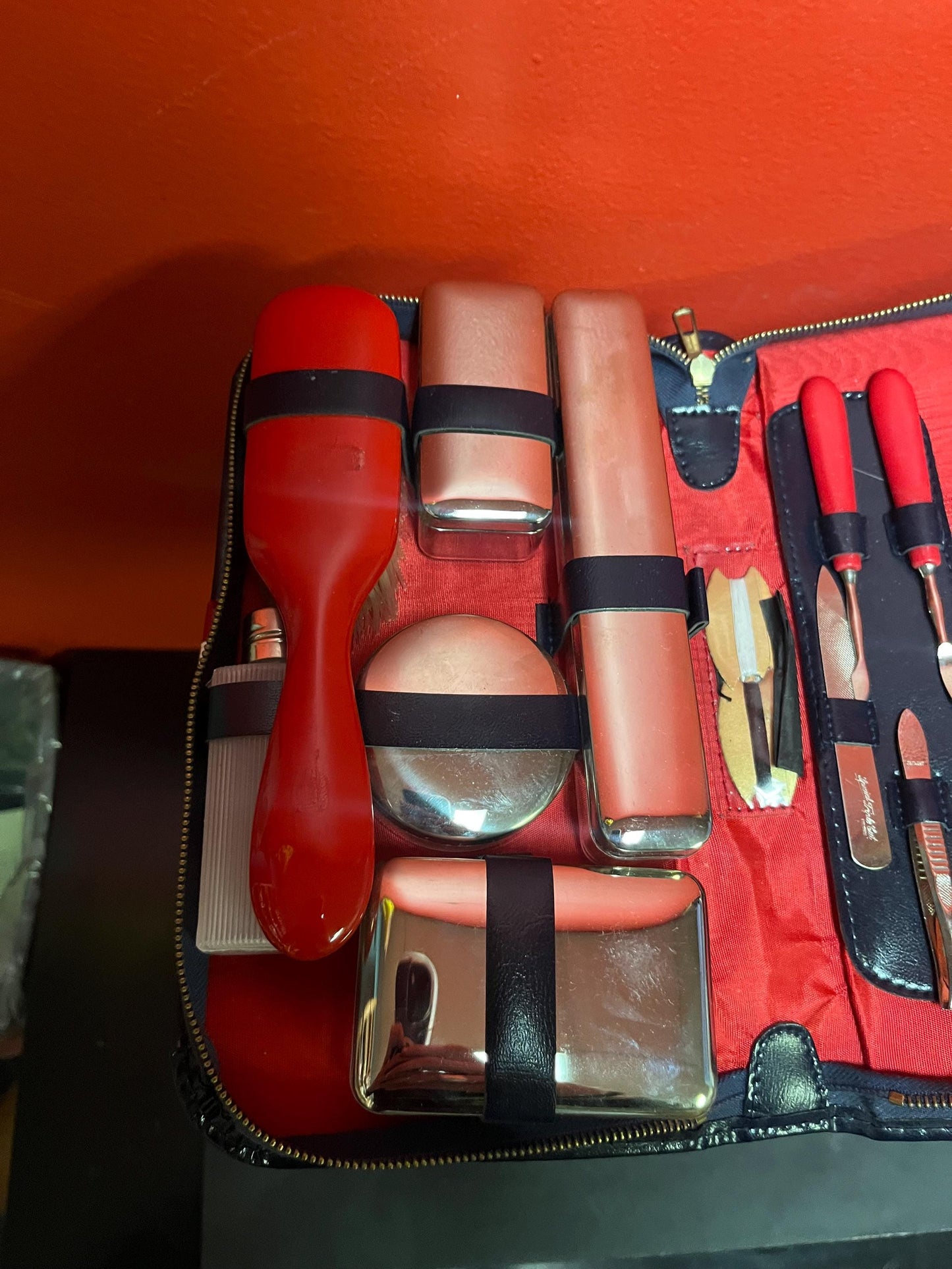 Very cool vintage mens travel toiletry set in brand new condition amazing gift