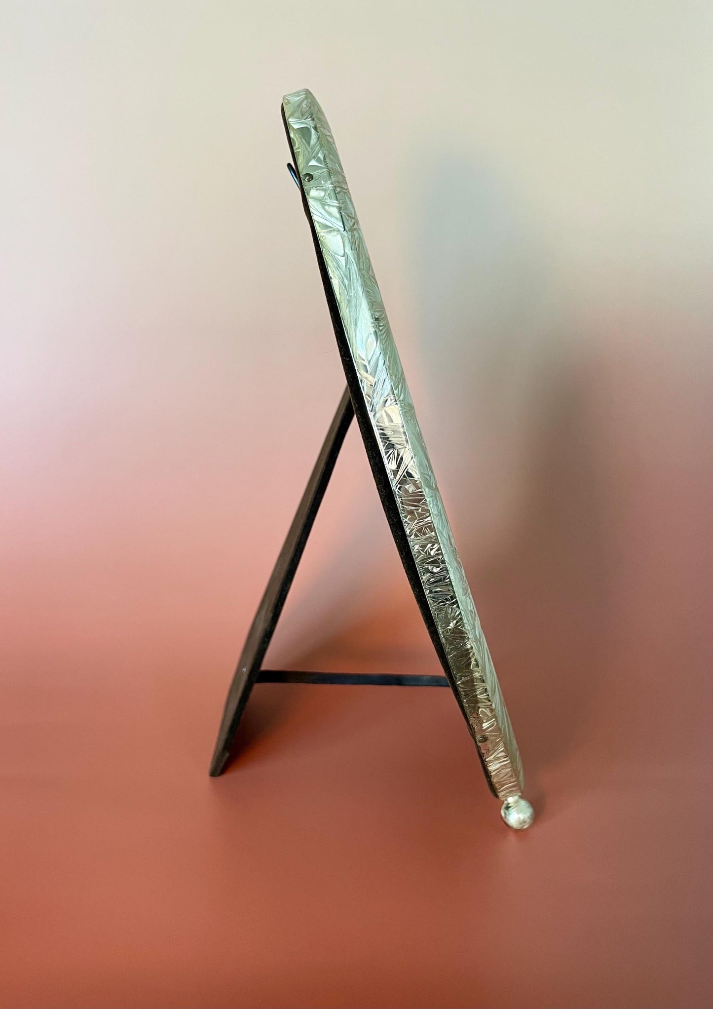 Elegant 11 x 9 inch  Oval Silver-Plated Picture frame with Delicate design