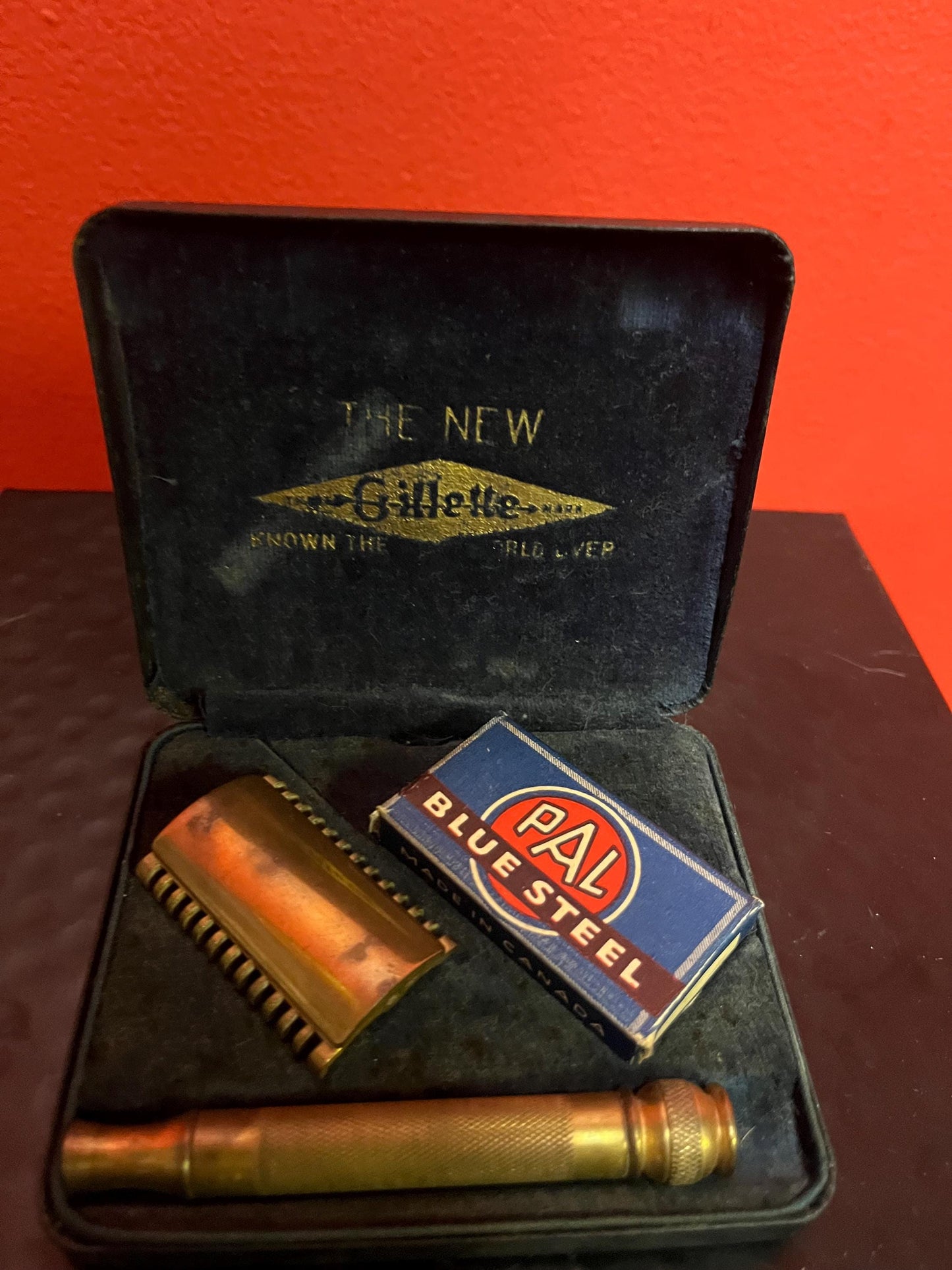 Very cool antique Gillette razor with original blades in like new condition in original box amazing gift - wow
