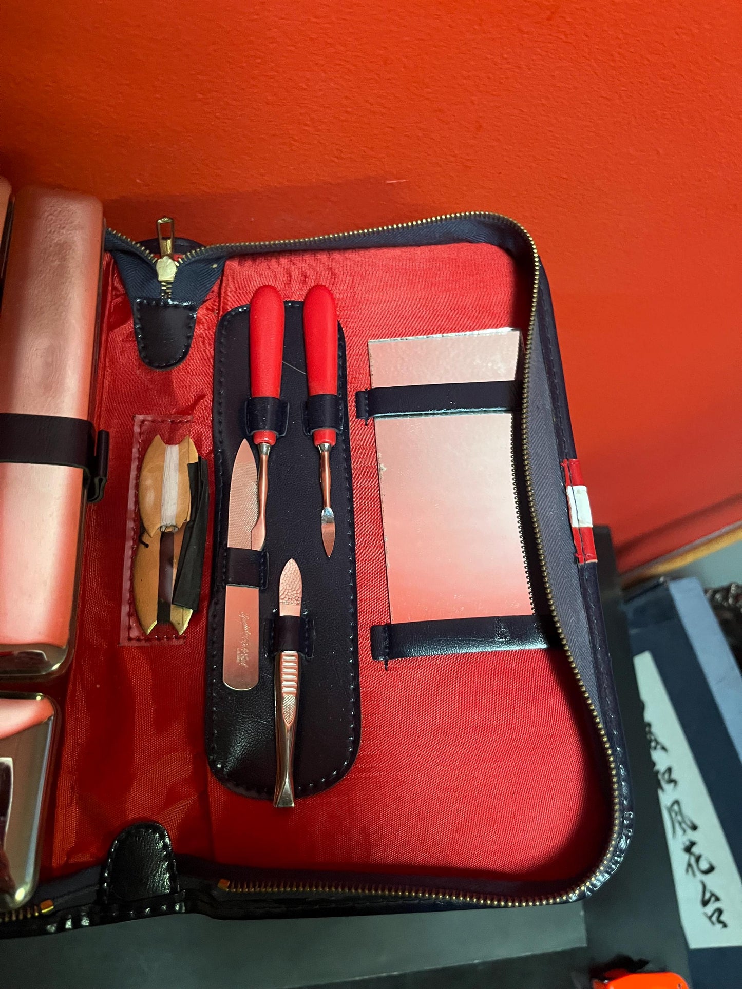 Very cool vintage mens travel toiletry set in brand new condition amazing gift