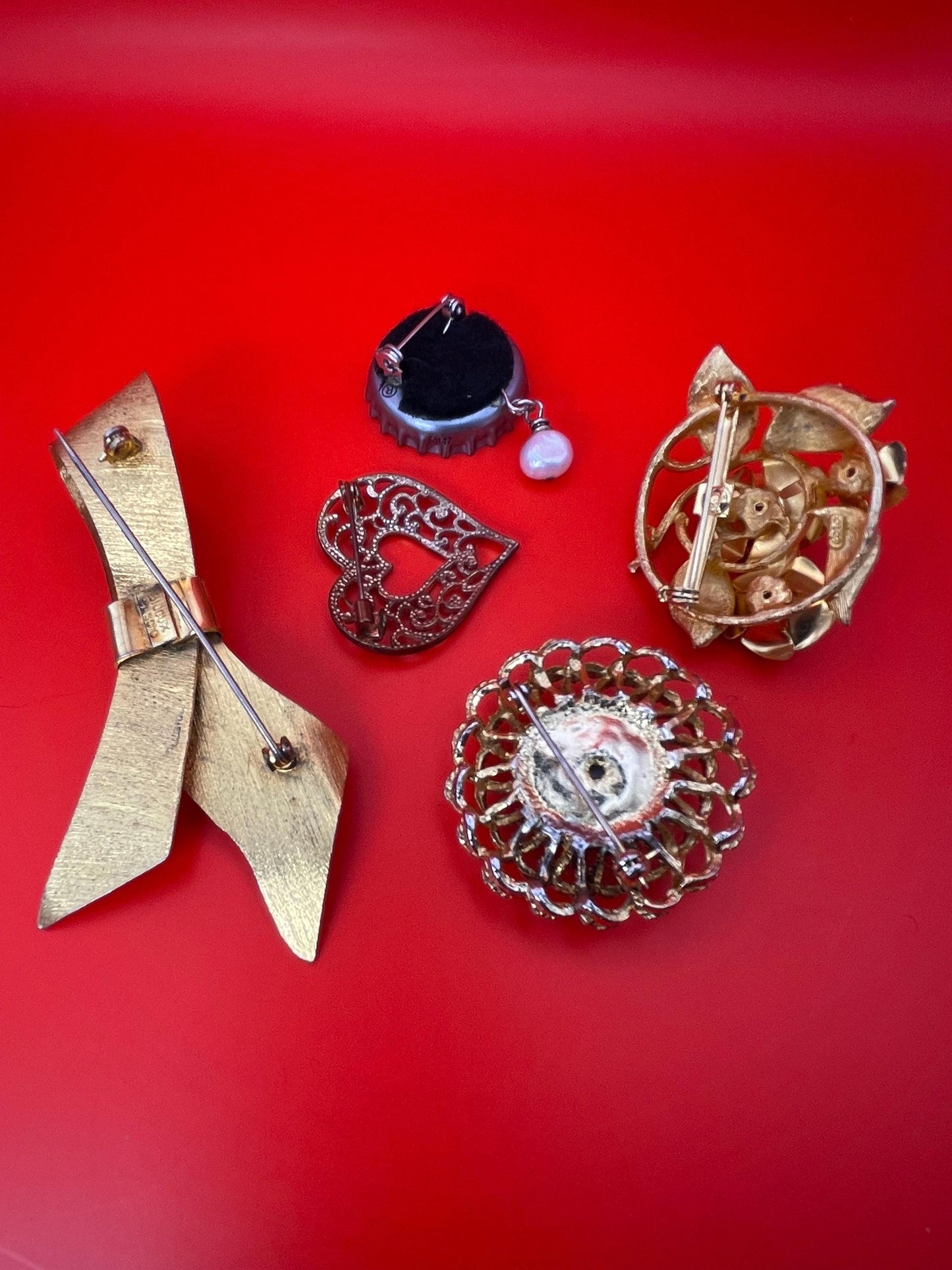 Lot of Gold tone Brooches ranging from 1.5 - 4 inches