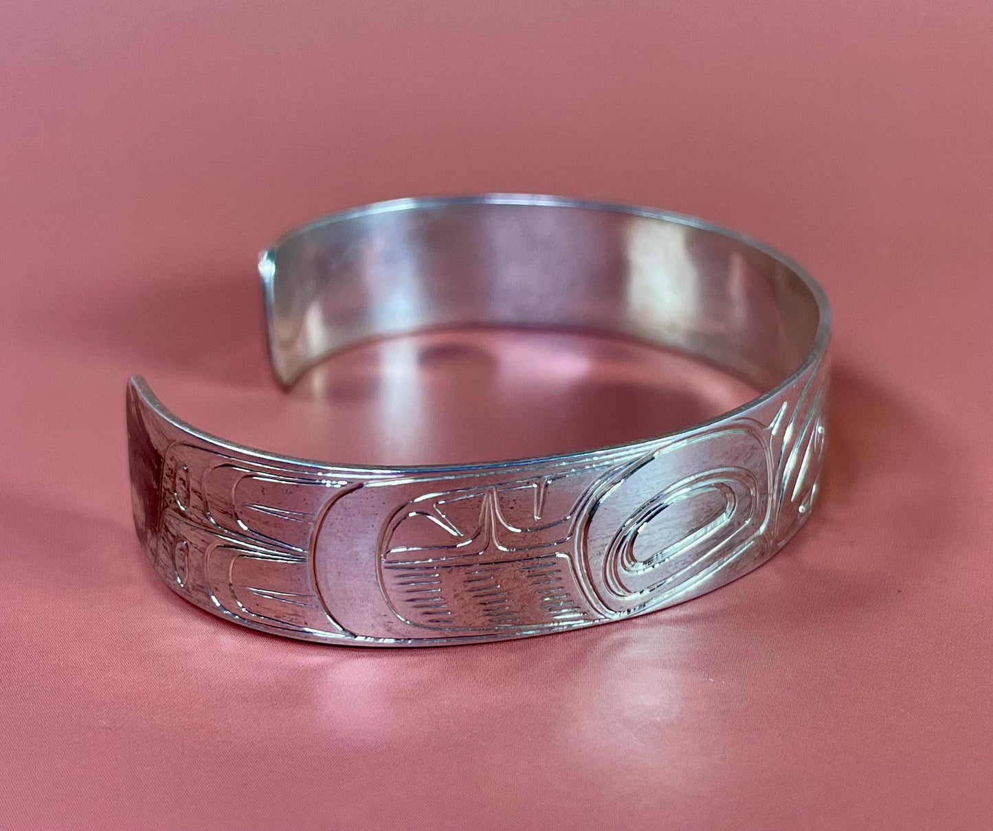 Stunning 2 1/2 inch wide indigenous first nations northwest coast Sterling Tony Hunt hummingbird bracelet amazing detail