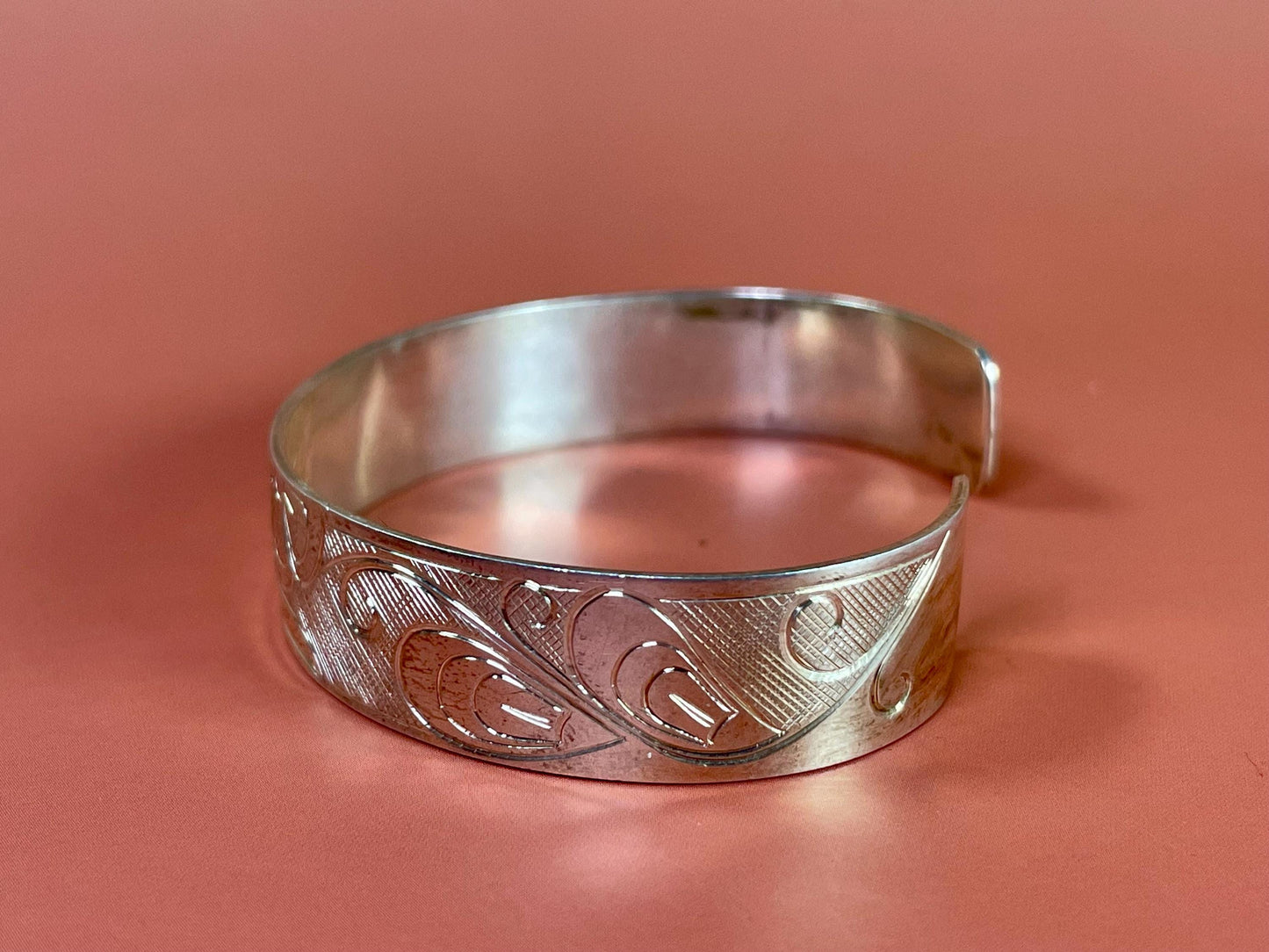 Stunning 2 1/2 inch wide indigenous first nations northwest coast Sterling Tony Hunt hummingbird bracelet amazing detail