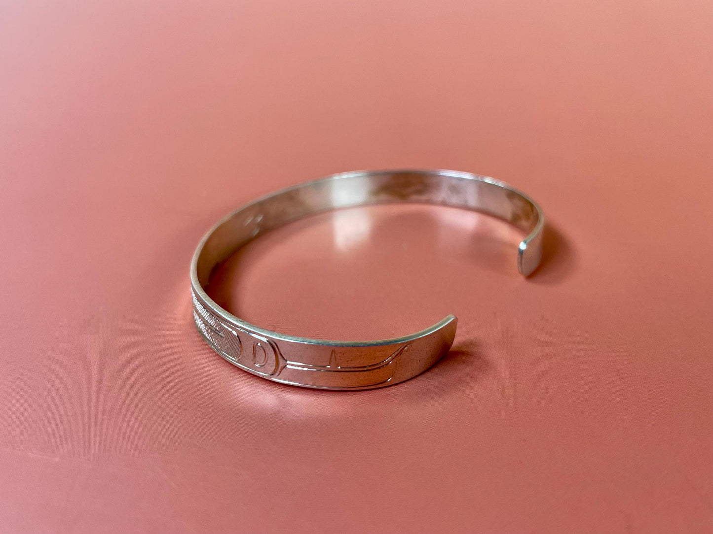 Stunning 2 1/2 inch wide indigenous first nations northwest coast Sterling Tony Hunt Raven bracelet amazing detail