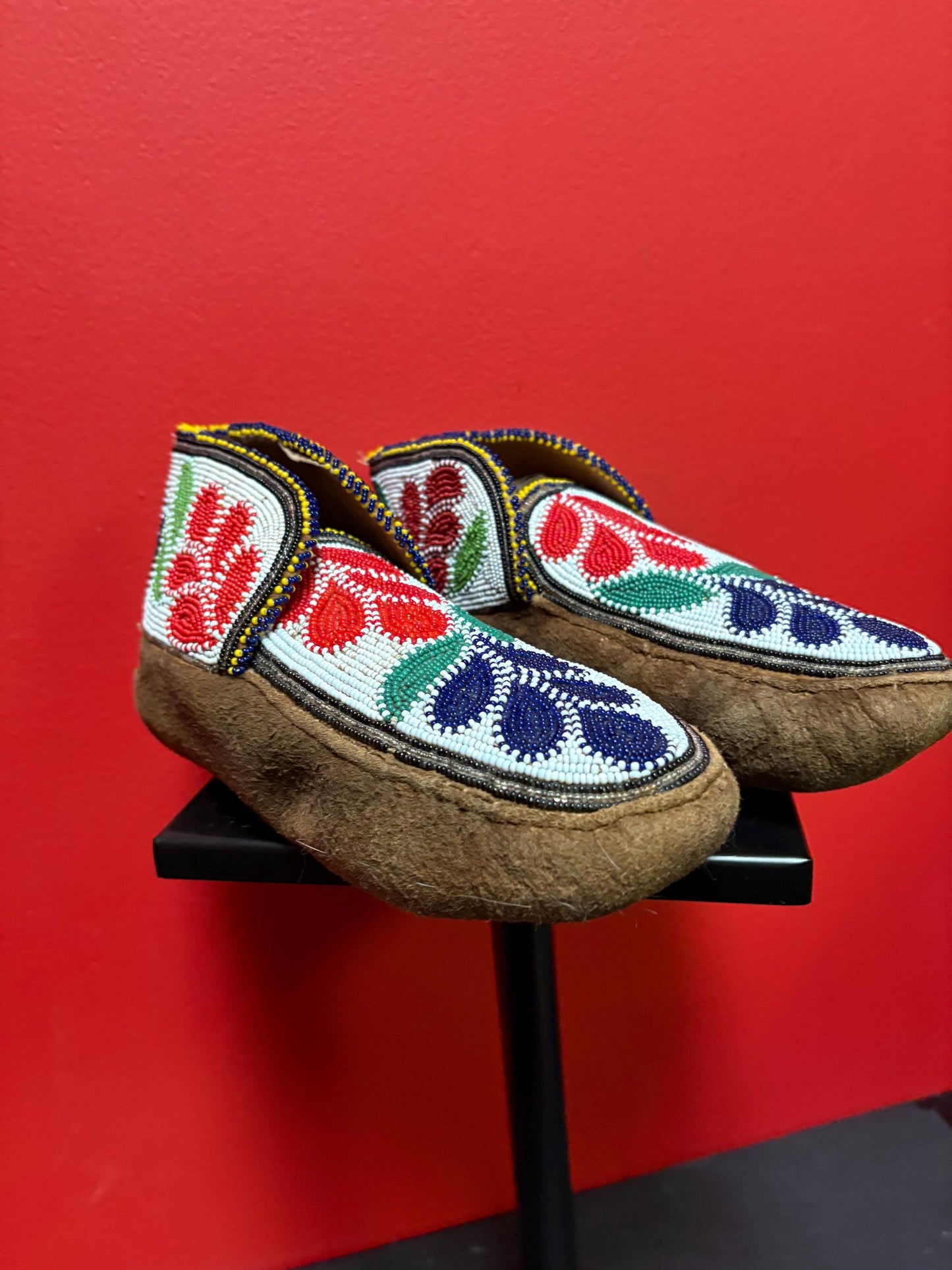 Stunning 9 x 4.5 high Canadian indigenous First Nations pacific Northwest coast leather beaded moccasin shoes wonderful condition