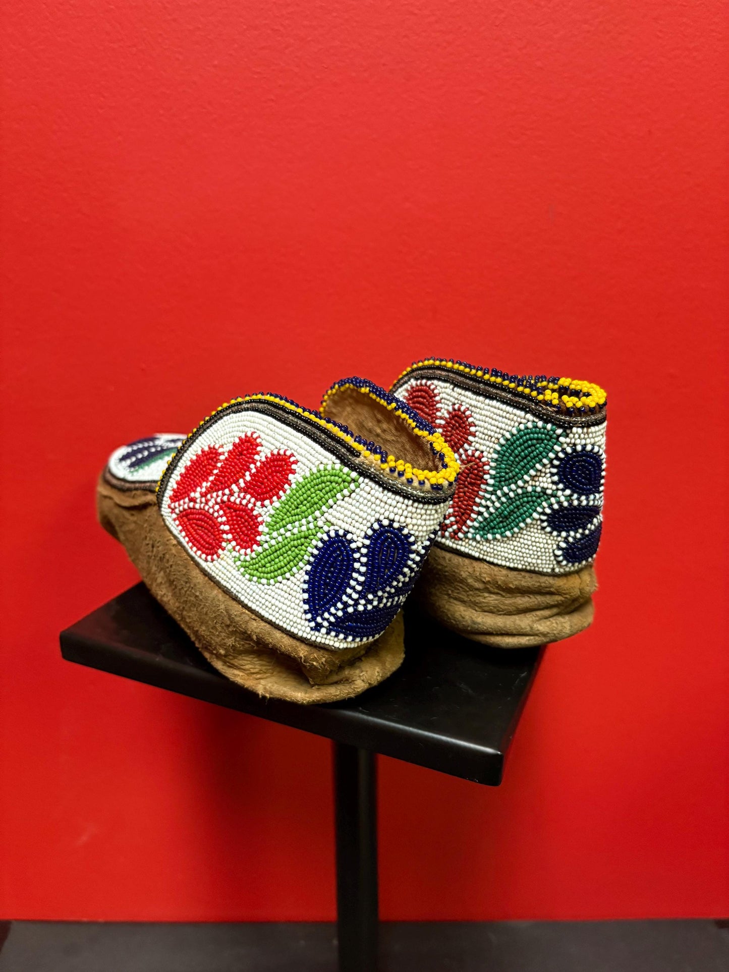 Stunning 9 x 4.5 high Canadian indigenous First Nations pacific Northwest coast leather beaded moccasin shoes wonderful condition