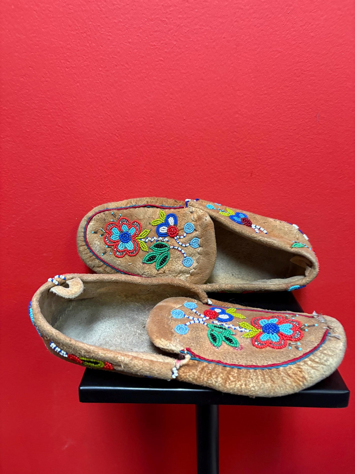 Lovely 9 1/2 x 3 1/2 x 2 1/2 high indigenous first nation Cree  coast leather and beaded moccasins antique beauties - Great condition