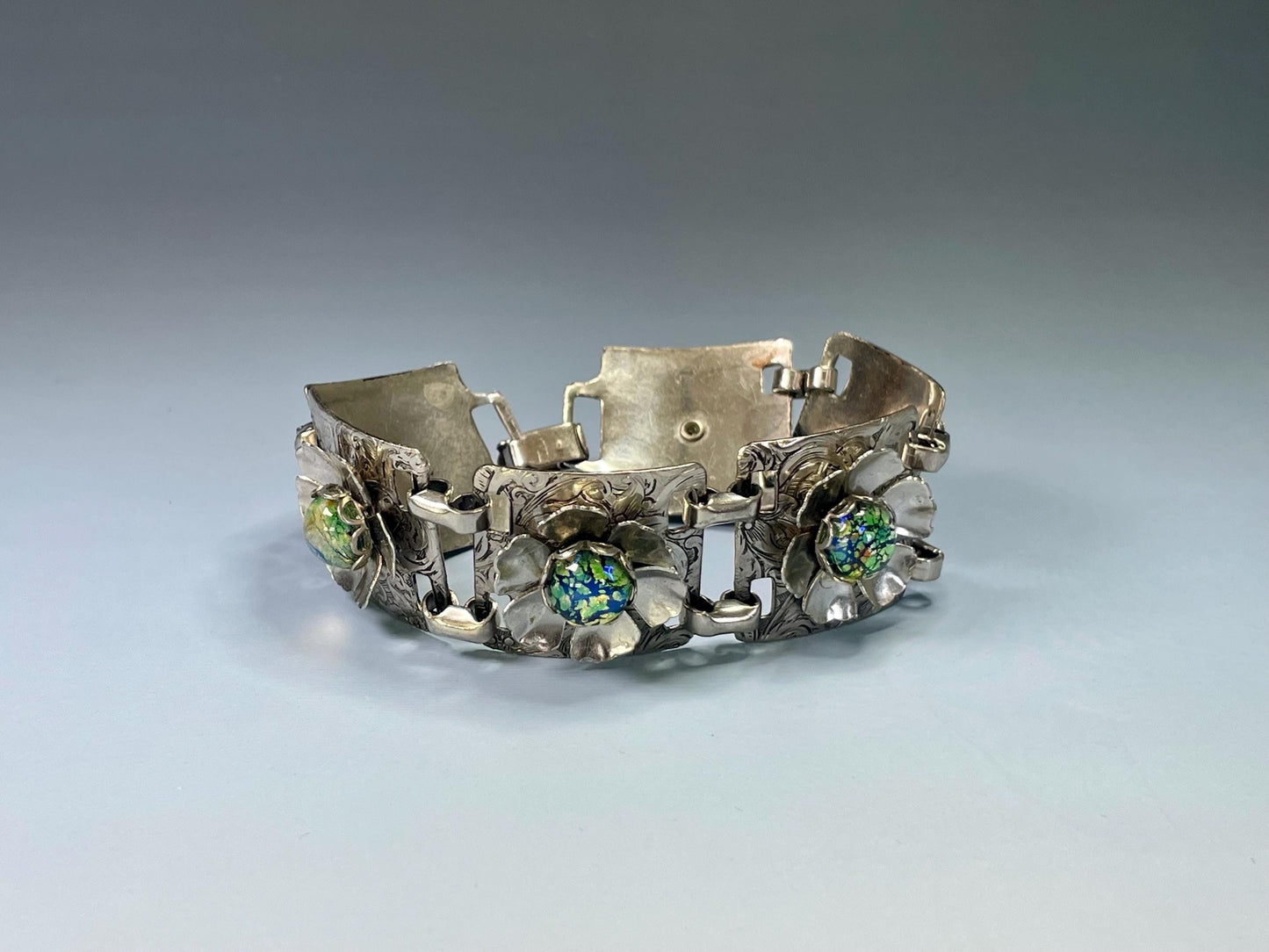 Lovely Metal Bracelet with Flower Design Timeless and Versatile