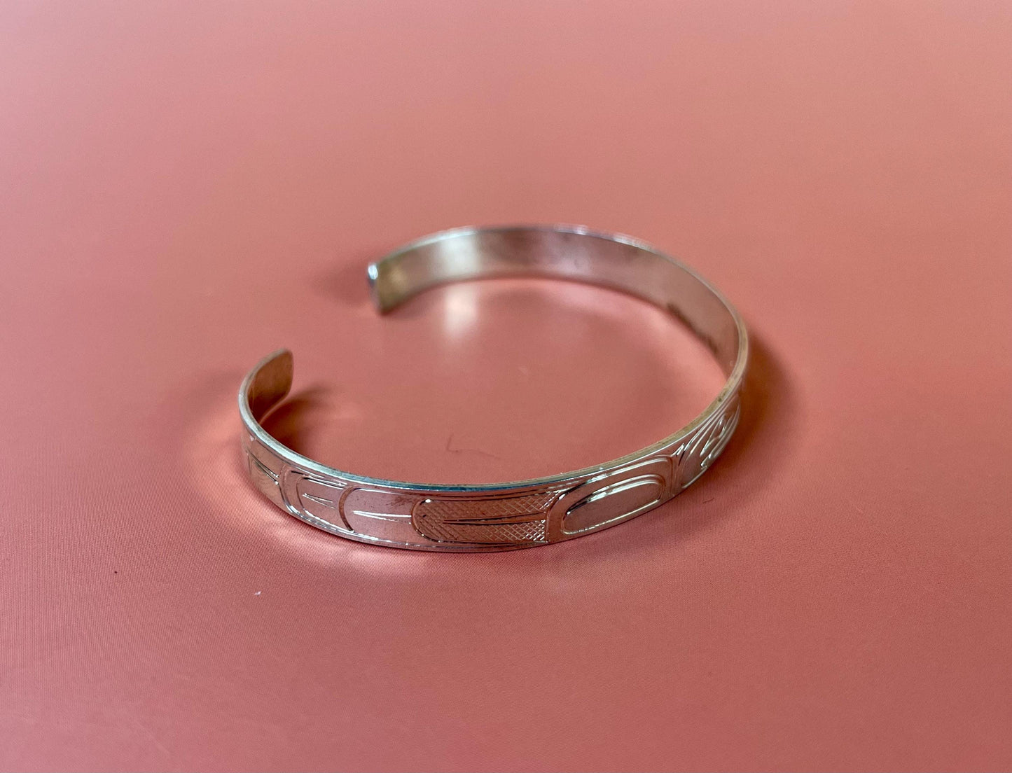 Stunning 2 1/2 inch wide indigenous first nations northwest coast Sterling Tony Hunt Raven bracelet amazing detail