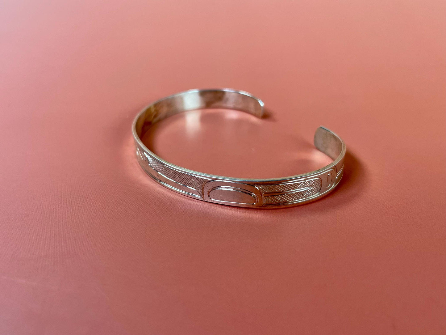 Stunning 2 1/2 inch wide indigenous first nations northwest coast Sterling Tony Hunt Raven bracelet amazing detail