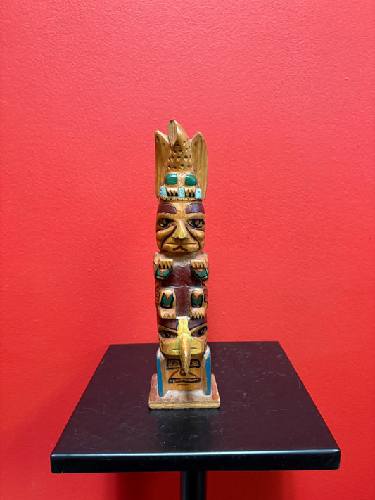 Lovely 1950s indigenous first nation, Pacific Northwest Coast polychrome painted totem pole with chip on top   great value