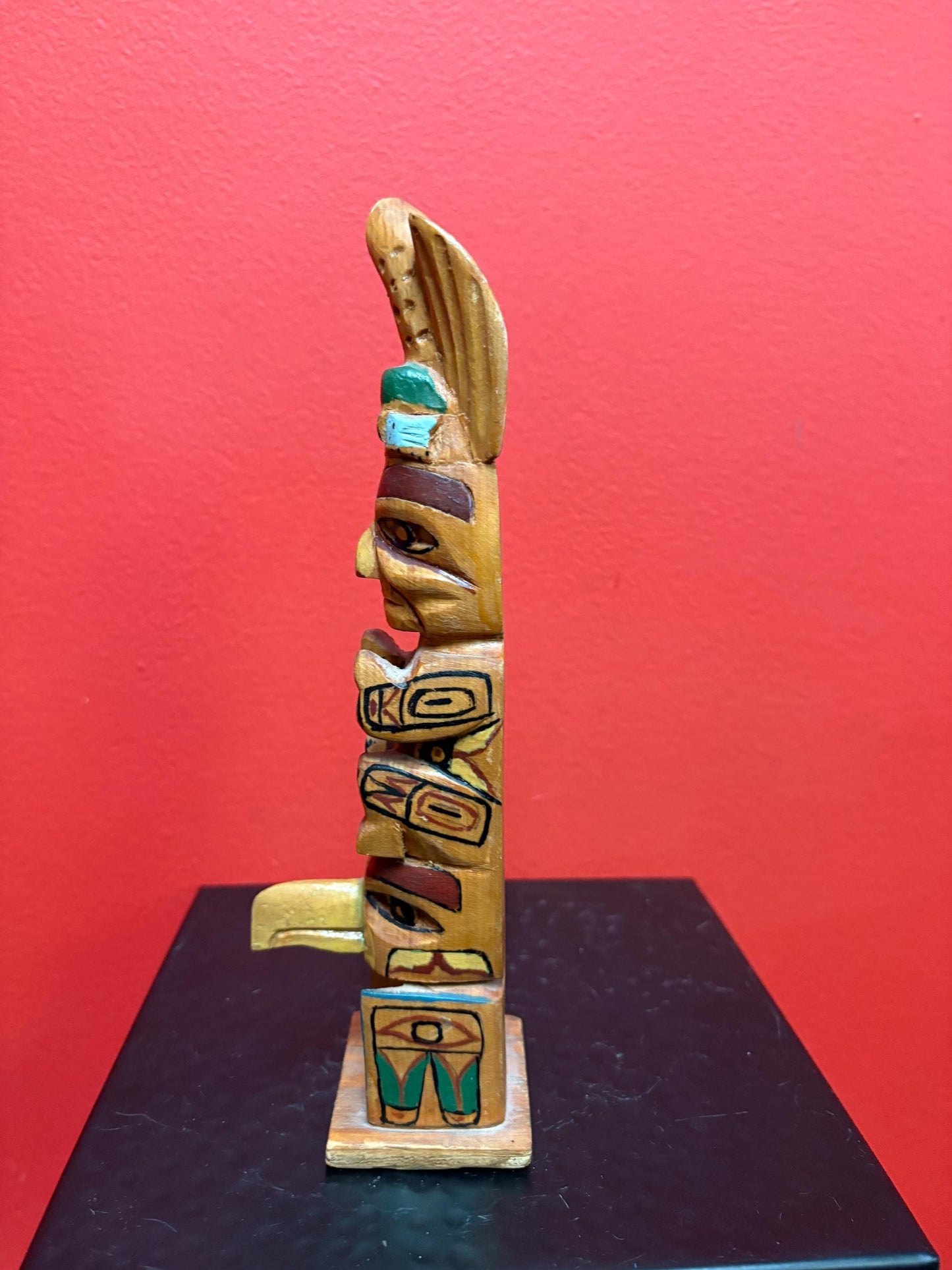 Lovely 1950s indigenous first nation, Pacific Northwest Coast polychrome painted totem pole with chip on top   great value