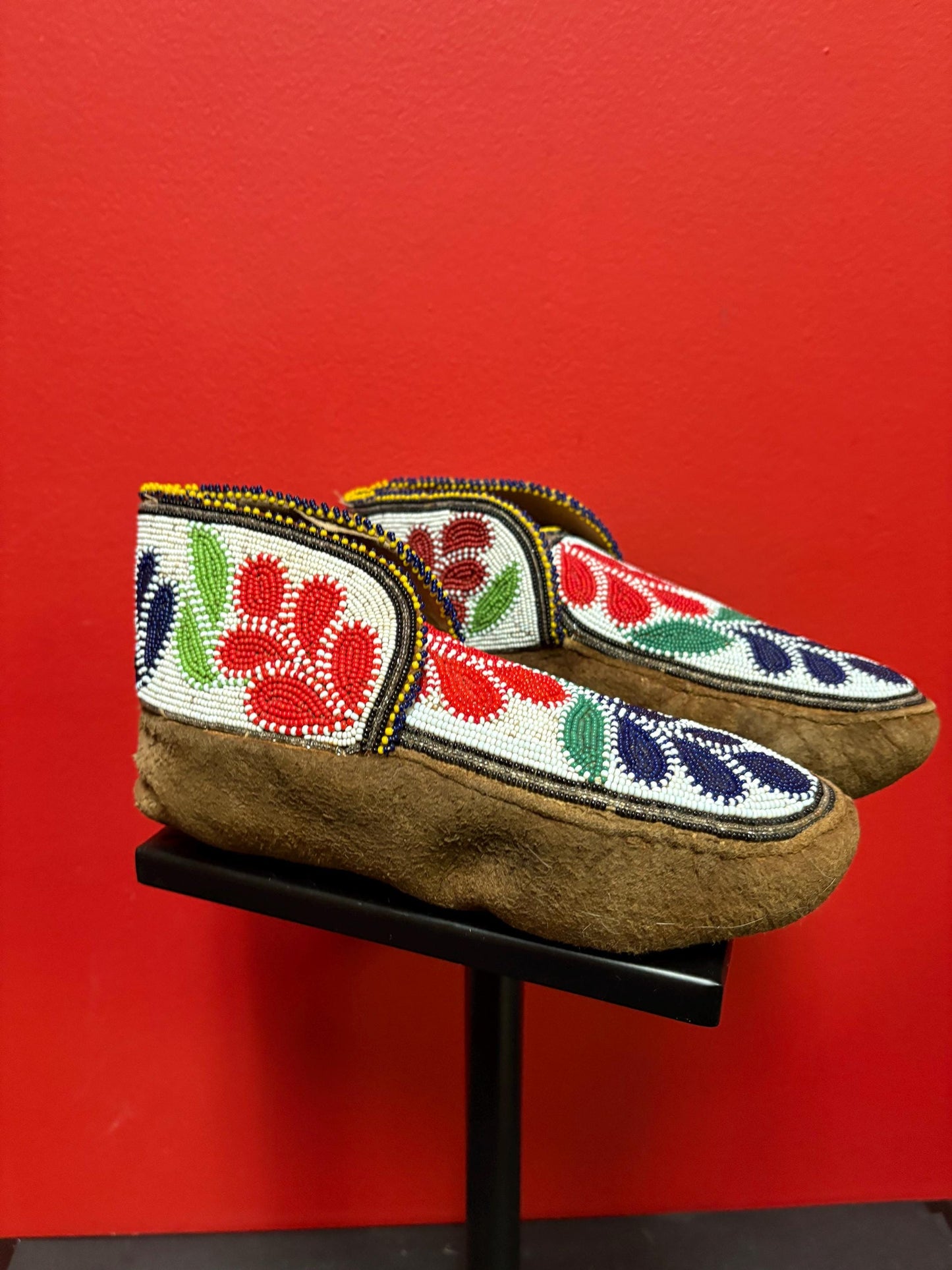 Stunning 9 x 4.5 high Canadian indigenous First Nations pacific Northwest coast leather beaded moccasin shoes wonderful condition