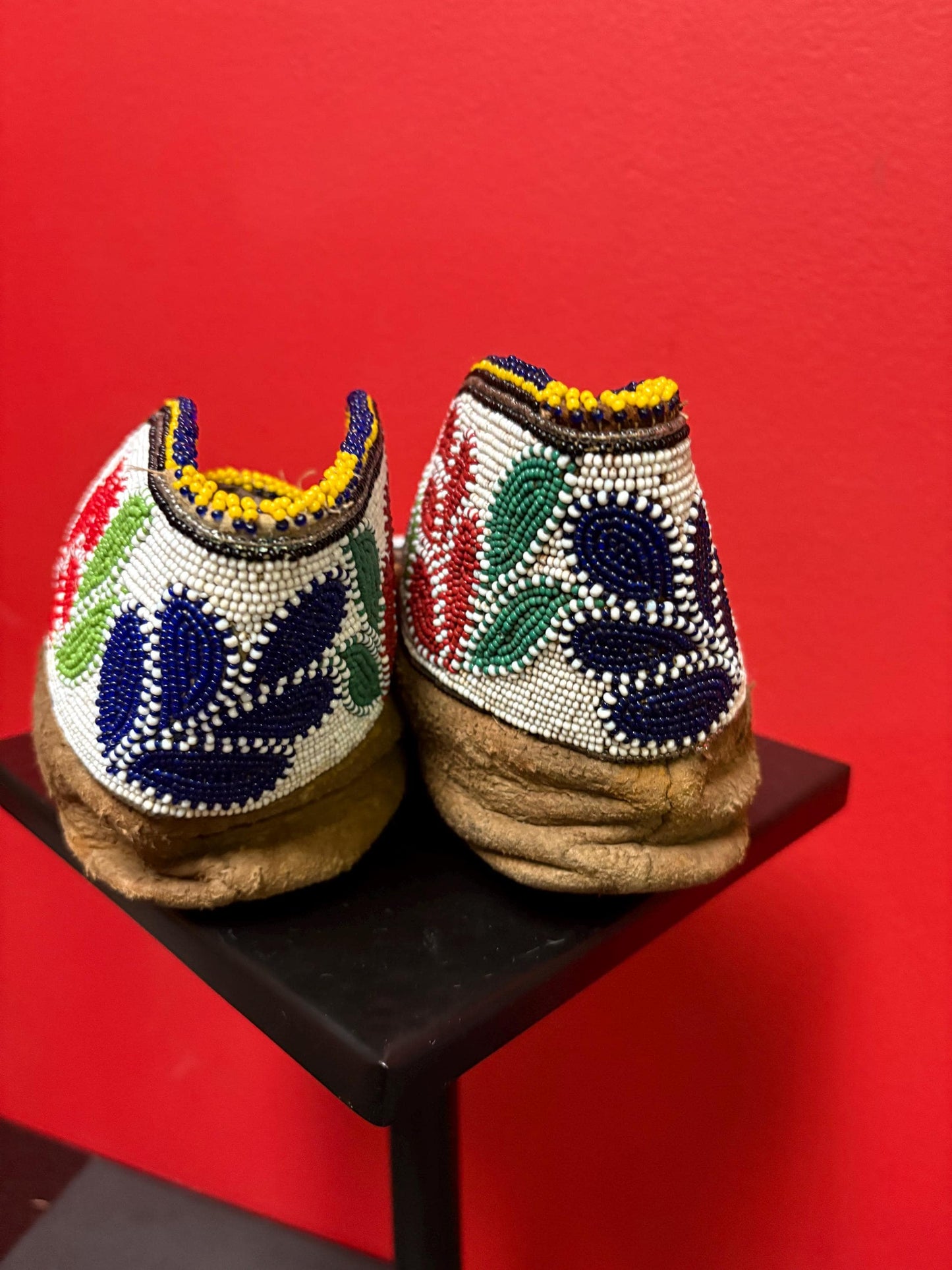Stunning 9 x 4.5 high Canadian indigenous First Nations pacific Northwest coast leather beaded moccasin shoes wonderful condition