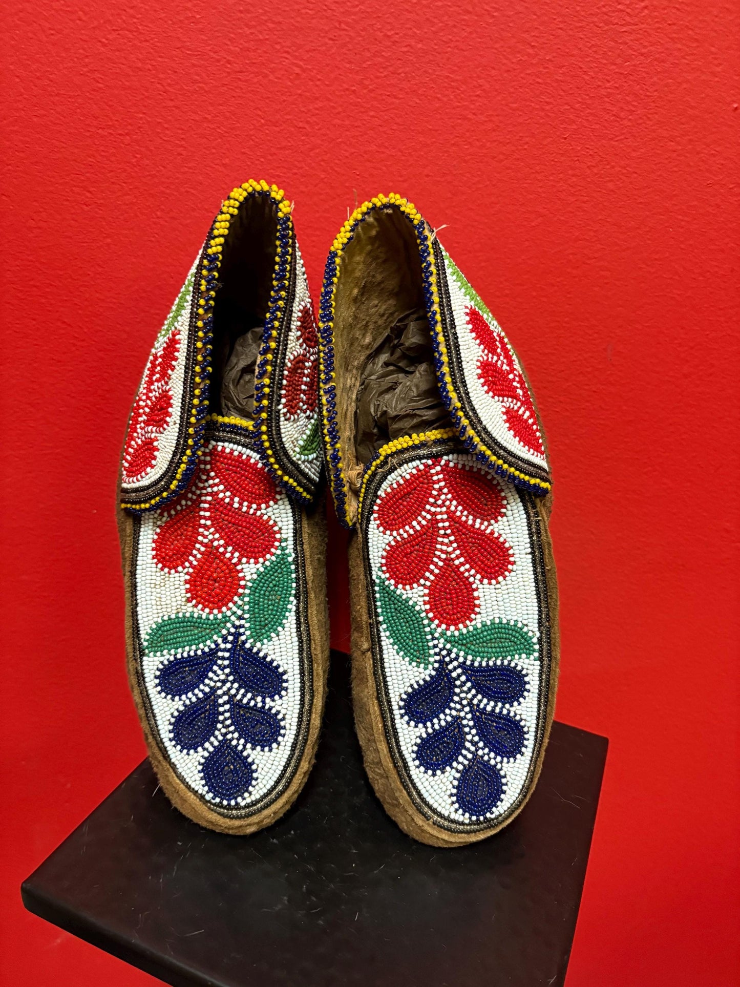 Stunning 9 x 4.5 high Canadian indigenous First Nations pacific Northwest coast leather beaded moccasin shoes wonderful condition