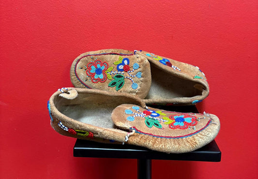 Lovely 9 1/2 x 3 1/2 x 2 1/2 high indigenous first nation Cree  coast leather and beaded moccasins antique beauties - Great condition