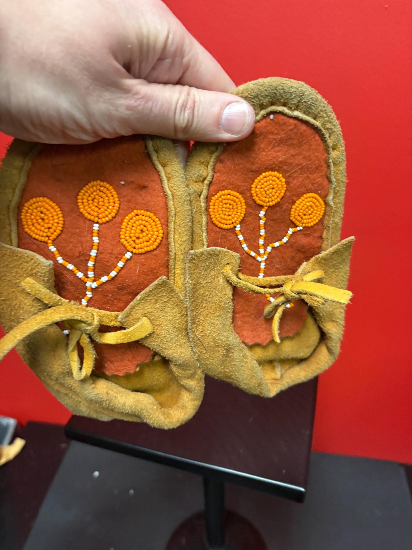 Beautiful indigenous first nations leather and beaded moccasin shoes - 7.5 inches long probably decoration great price