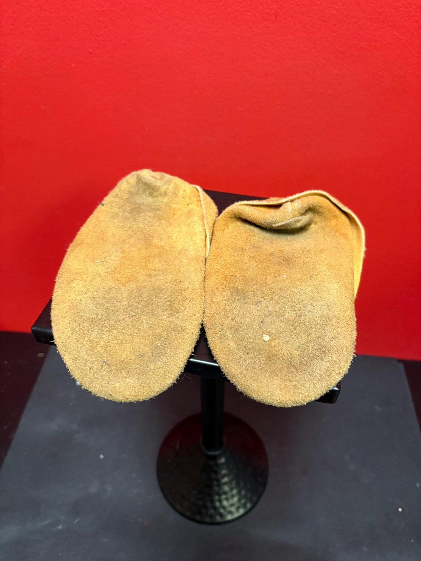 Beautiful indigenous first nations leather and beaded moccasin shoes - 7.5 inches long probably decoration great price