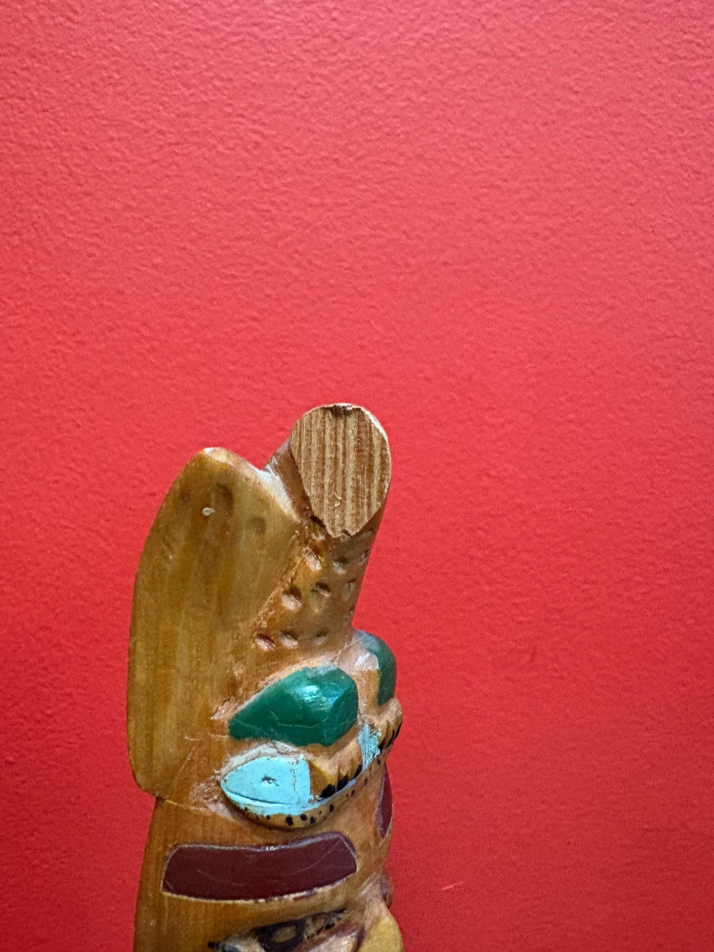 Lovely 1950s indigenous first nation, Pacific Northwest Coast polychrome painted totem pole with chip on top   great value