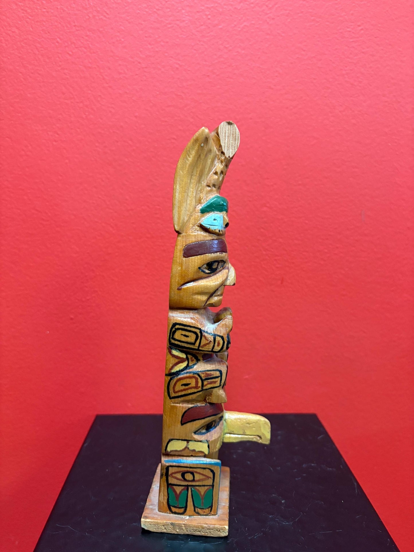 Lovely 1950s indigenous first nation, Pacific Northwest Coast polychrome painted totem pole with chip on top   great value