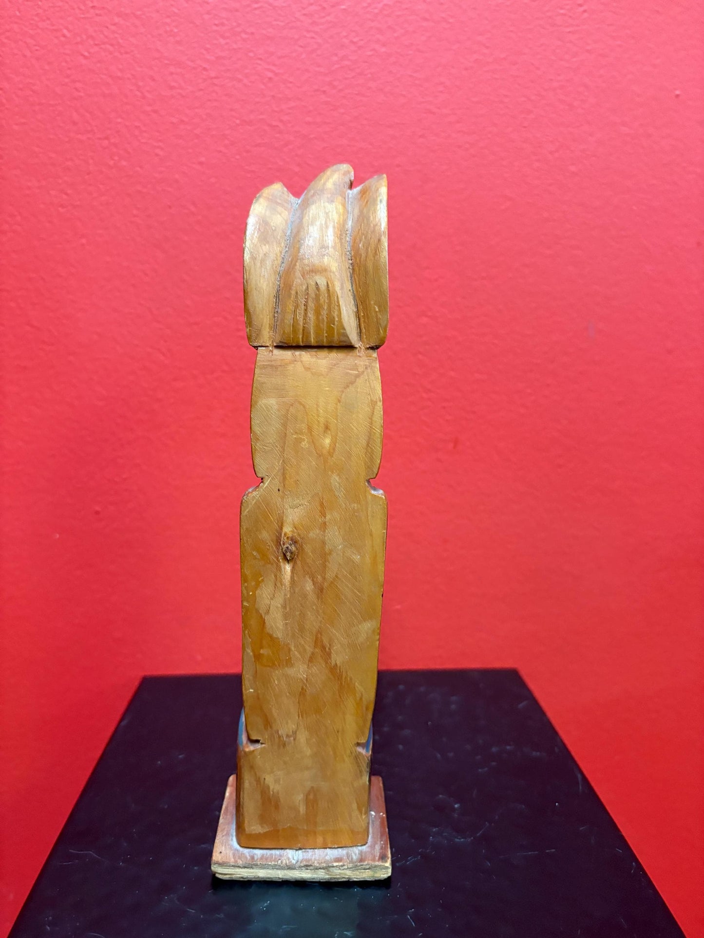 Lovely 1950s indigenous first nation, Pacific Northwest Coast polychrome painted totem pole with chip on top   great value