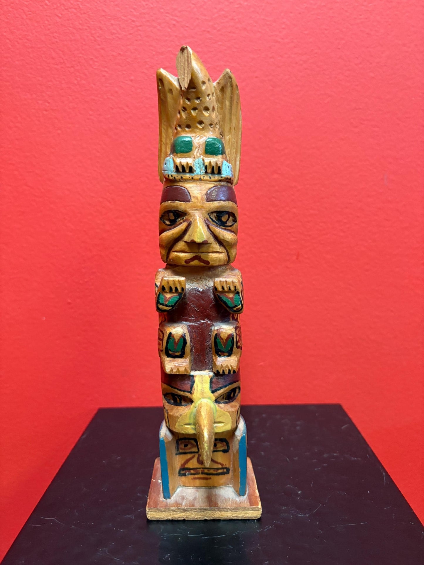 Lovely 1950s indigenous first nation, Pacific Northwest Coast polychrome painted totem pole with chip on top   great value