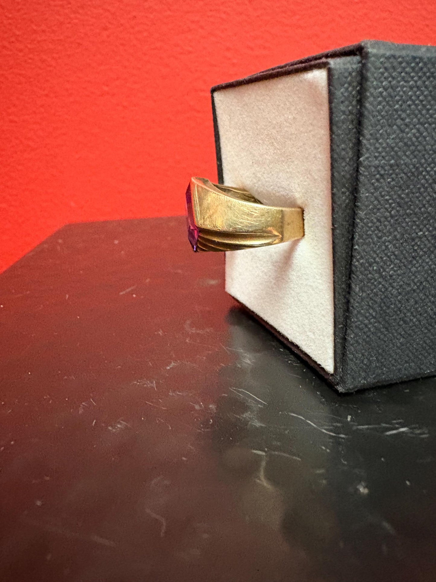 Beautiful 14 K gold and amethyst ring in a fabulous setting size 7 - B