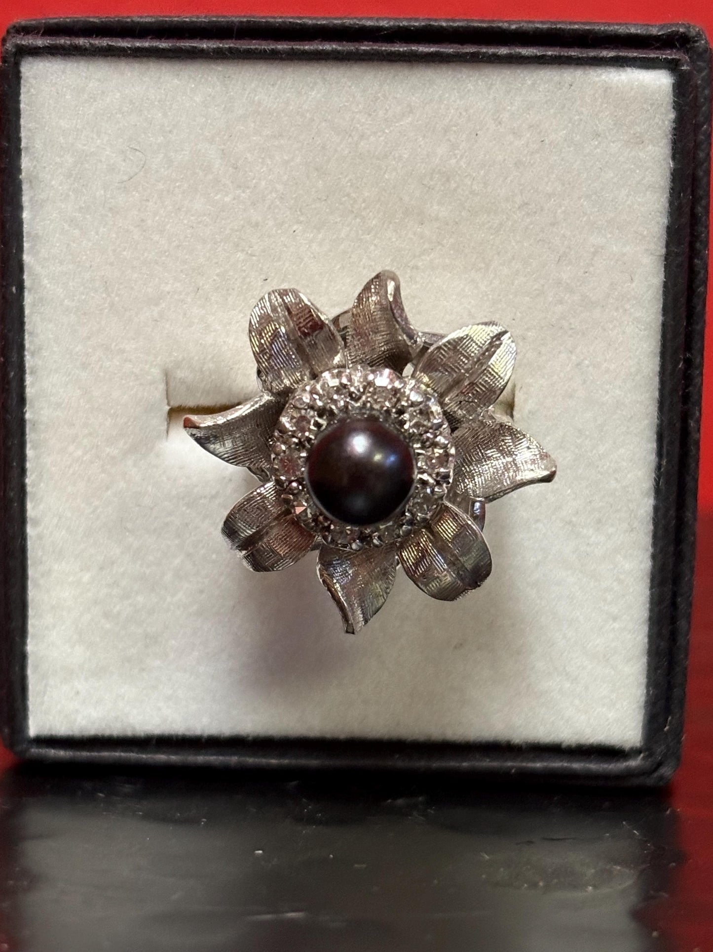 Fabulous 14 karat white gold, diamond, and black pearl ring statement piece tiny fingers rejoice - size 4.5 B -