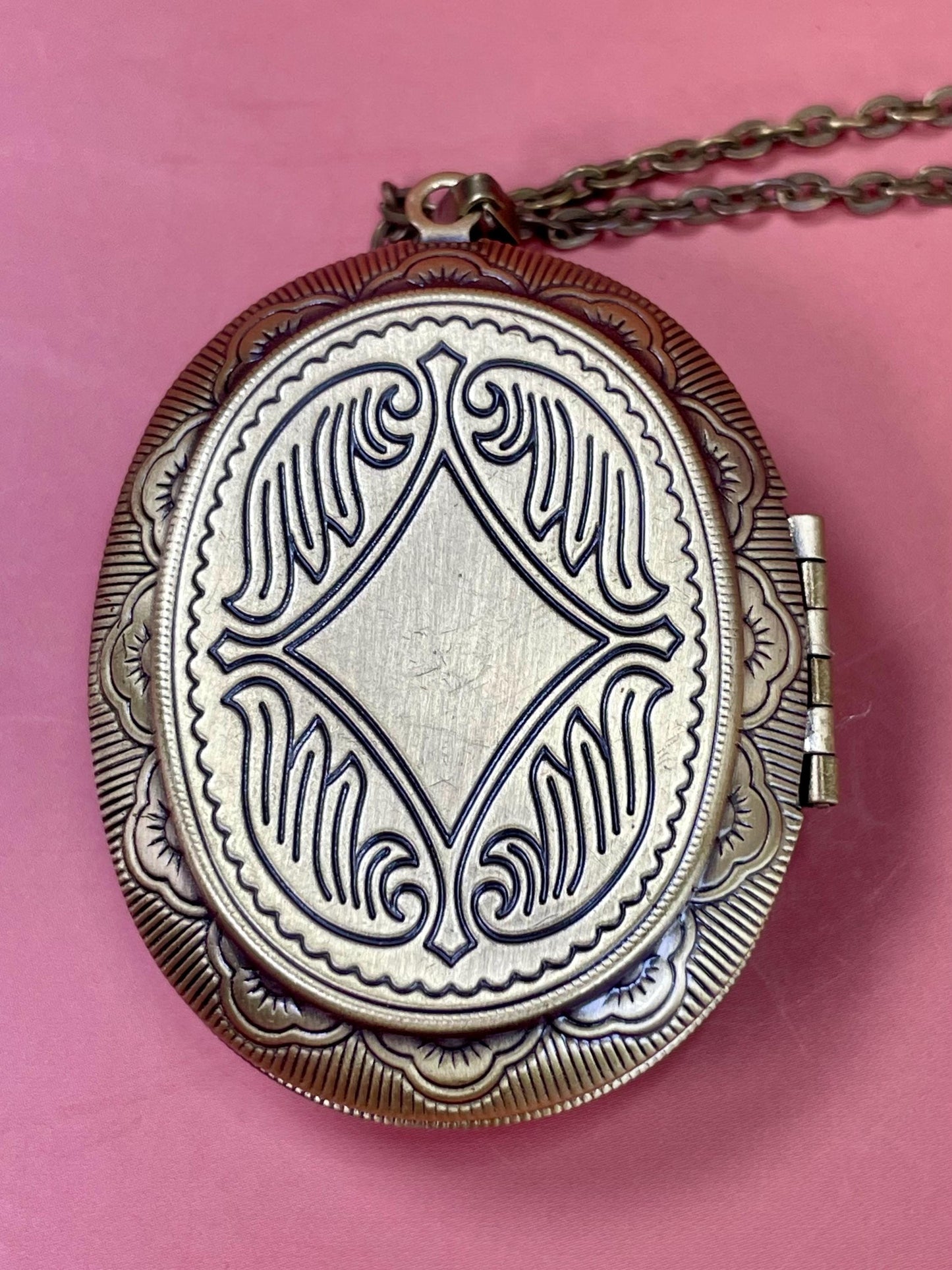 Beautiful Pressed Flower Locket Pendant Necklace with Vintage Photo