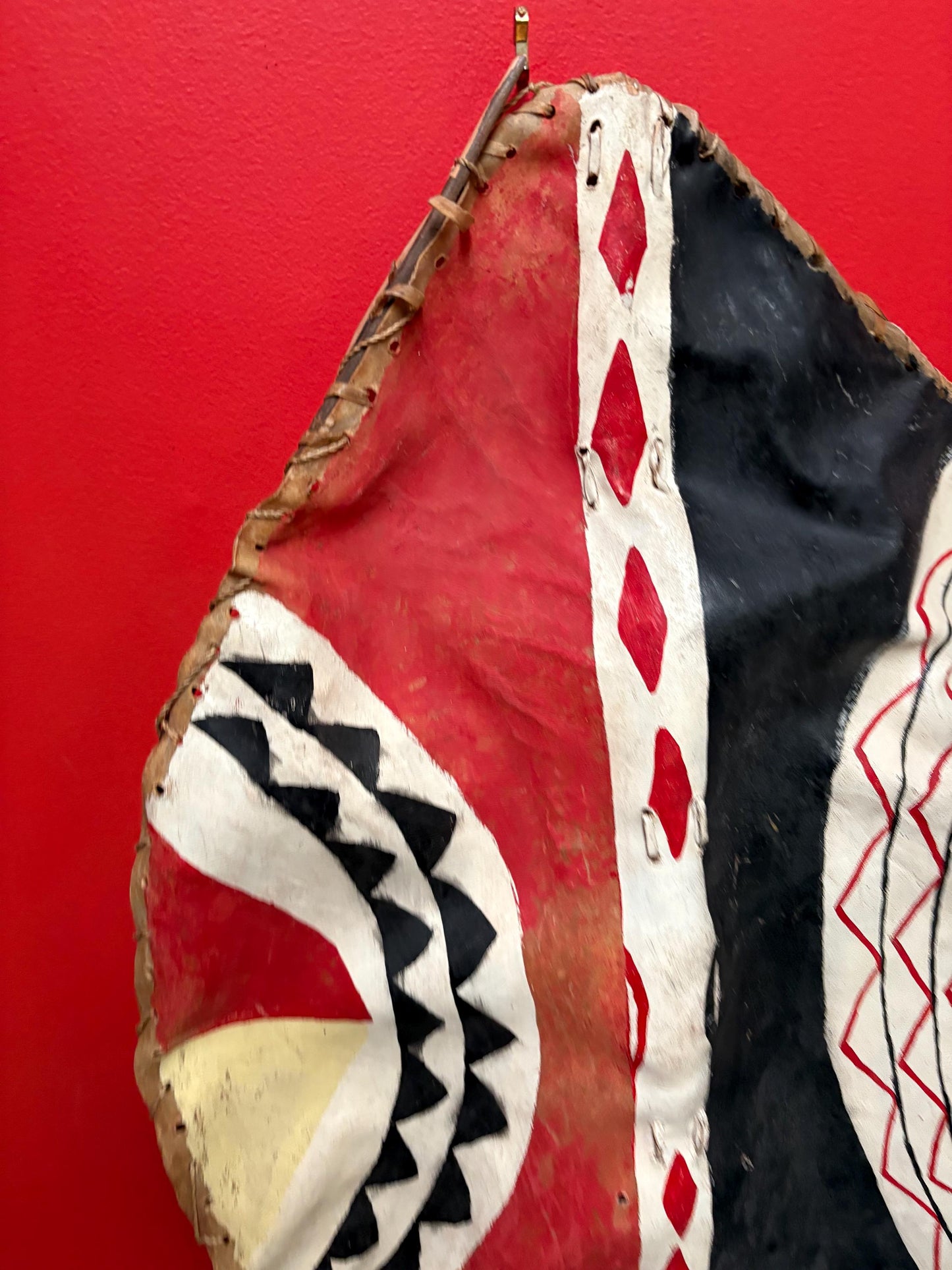 Beautiful authentic antique 32 x 19“ wide African painted warrior shield great decoration and not perfect condition. See photos.