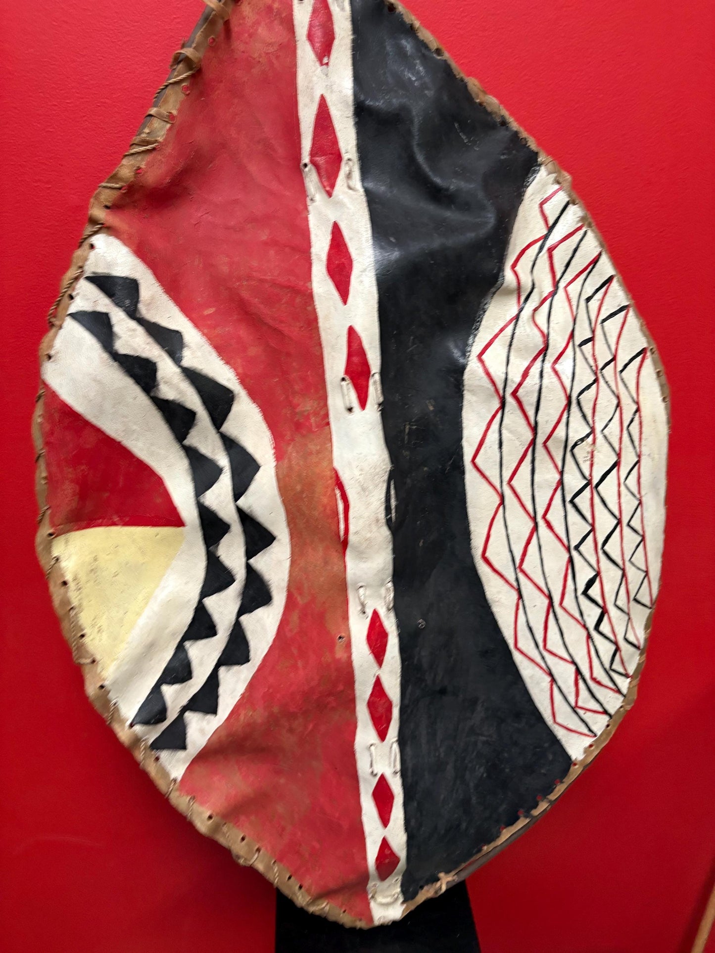 Beautiful authentic antique 32 x 19“ wide African painted warrior shield great decoration and not perfect condition. See photos.